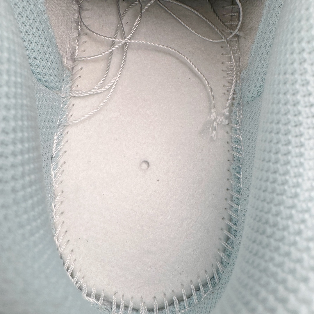 图片[10]-＃YC纯原 NK Dunk Low 冰川之语 FB9109-105 定制系列天花板 无原鞋不开发 全系列得物原鞋一比一校对开发 配色持续更新中 终端对接 优势输出 全套原厂楦头原纸板数据档案倾力打造 原汁原味莞产 极致还原 圈内最强针车工艺 高端零售指定版 广东原厂配套原盒原标 鞋盒分三个尺码段 原厂冲刀 超高清洁度 全鞋零毛边皮料切割 采用原厂百宏鞋带以及原厂百宏织唛舌标 内标可供原厂几率过验 进口原装条纹中底布 四线拉帮白色点胶 原厂拉帮手法遵循公司 原厂电绣 极致还原 尺码：35.5 36 36.5 37.5 38 38.5 39 40-选品中心