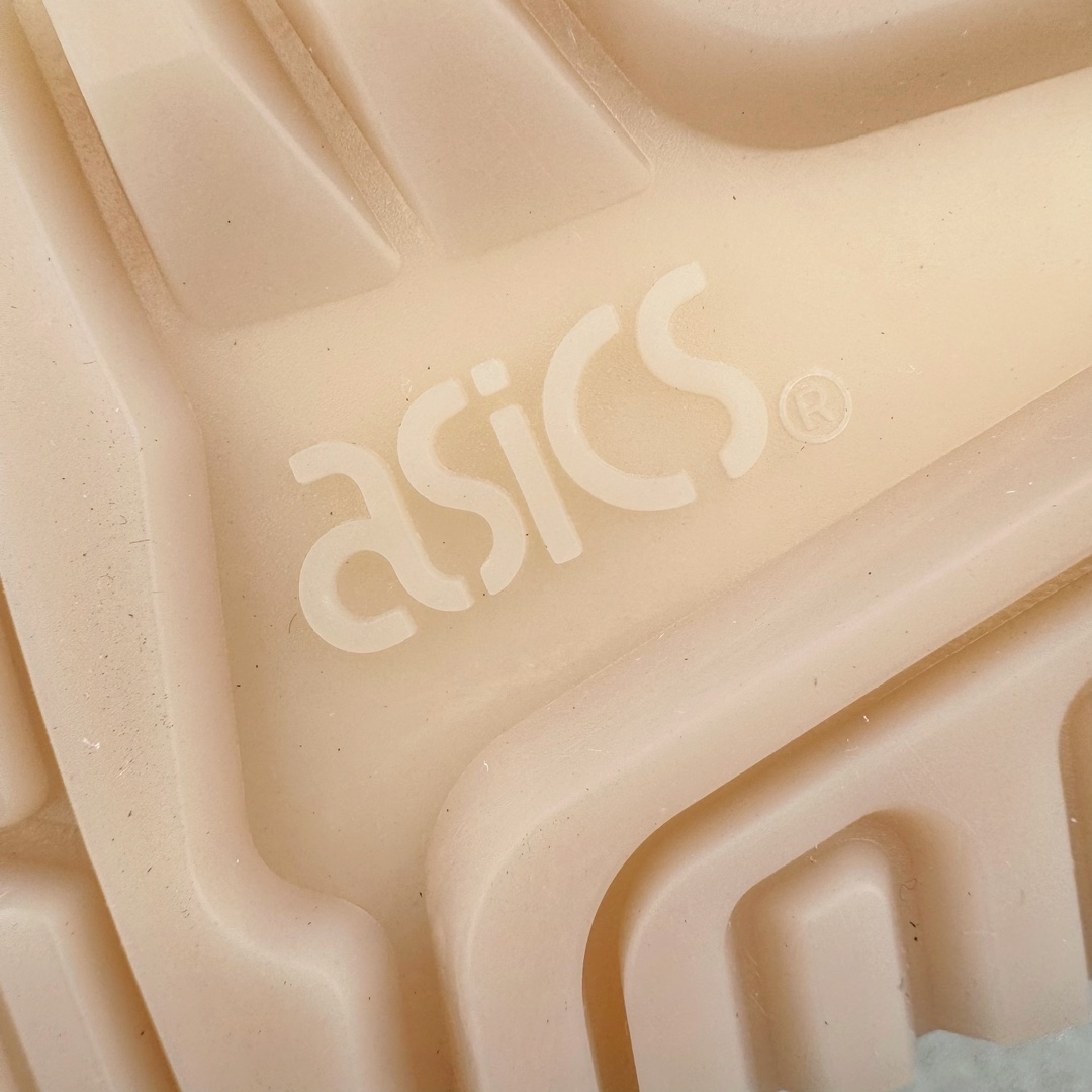 图片[18]-END x Asics Gel-Lyte III OG\\\”Pearl\\\”亚瑟士3代系列低帮经典复古休闲运动跑步鞋“联名深灰浅灰粉”1191A356-500 亚瑟士知名鞋款GEL-LYTE III似乎有着过不完的30 岁生日。除了元祖配色复刻外，也推出了许多特殊配色，这次品牌与英国名店END联名，推出了END. x ASICS GEL-LYTE III \’Pearl \’，继续庆祝GEL-Lyte III 的30周年。本次联名双方以“珍珠”为主题，以米白色以及不同深浅的紫色搭配，材质上融合了皮革以及麂皮，呈现出多元的层次感。较特别的是，END. x ASICS GEL-LYTE III‘Pearl’带些花色，并且使用了圆形的鞋带，与过去GEL-Lyte III多数搭配宽扁鞋带有所区别。尺码：36 37 37.5 38 39 39.5 40 40.5 41.5 42 42.5 43.5 44 45-选品中心