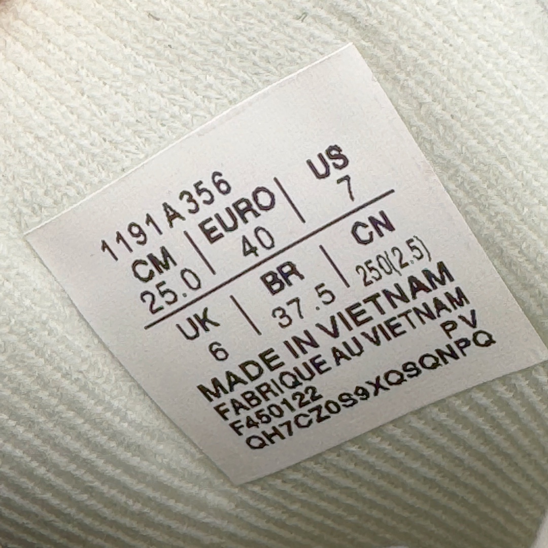 图片[11]-END x Asics Gel-Lyte III OG\\\”Pearl\\\”亚瑟士3代系列低帮经典复古休闲运动跑步鞋“联名深灰浅灰粉”1191A356-500 亚瑟士知名鞋款GEL-LYTE III似乎有着过不完的30 岁生日。除了元祖配色复刻外，也推出了许多特殊配色，这次品牌与英国名店END联名，推出了END. x ASICS GEL-LYTE III \’Pearl \’，继续庆祝GEL-Lyte III 的30周年。本次联名双方以“珍珠”为主题，以米白色以及不同深浅的紫色搭配，材质上融合了皮革以及麂皮，呈现出多元的层次感。较特别的是，END. x ASICS GEL-LYTE III‘Pearl’带些花色，并且使用了圆形的鞋带，与过去GEL-Lyte III多数搭配宽扁鞋带有所区别。尺码：36 37 37.5 38 39 39.5 40 40.5 41.5 42 42.5 43.5 44 45-选品中心