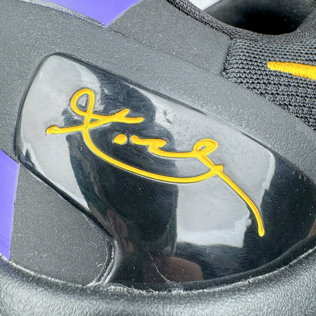 图片[15]-＃灭世海外版 NK Zoom Kobe 8 Protro 黑紫黄 HF9550-001 纯原海外版气垫品质吊打各路纯原 气压➕耐久双重保障 前掌ZOOM TURBO➕后掌马蹄Zoom 后掌澎湃脚感无出其右 全套冲刀改版 鞋型还原度95% 宽脚选手必入货品 鞋头2.5mm上翘空间 不挤脚 完美释放脚趾活动空间 正码正拍 脚型适配性 市场最强没有之一 鞋面工艺全新升级 100%对标正品 原厂聚氨酯蛇鳞 珠光密度同步正品 Swoosh喷漆工艺 还原度接近100% 全新后跟TPU模具 正确S型弧度 区分市场纯原（市场纯原采用公版模具 后跟TPU几乎无弧度）国产天花板橡胶配方 抓地力爆炸 海外口碑炸裂 鞋舌LOGO正确内嵌压印 原厂碳板 正确原盒 厚积薄发 王者归来 拒绝杀猪 拒绝套路 灭世纯原海外版科比系列 致力打造实战第一标杆 尺码：39-47.5 全新模具 正码正拍-选品中心