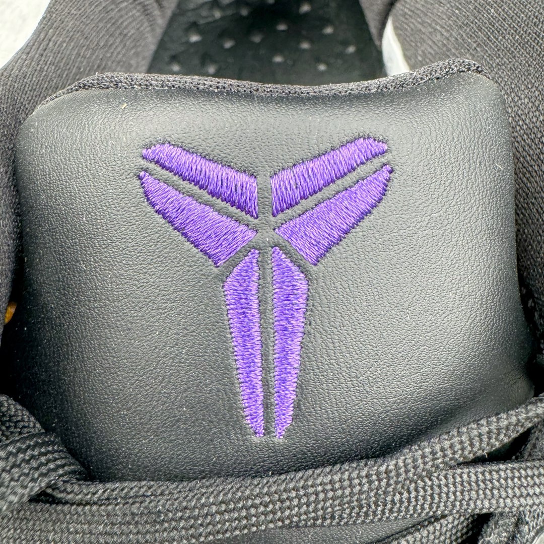 图片[13]-＃灭世海外版 NK Zoom Kobe 8 Protro 黑紫黄 HF9550-001 纯原海外版气垫品质吊打各路纯原 气压➕耐久双重保障 前掌ZOOM TURBO➕后掌马蹄Zoom 后掌澎湃脚感无出其右 全套冲刀改版 鞋型还原度95% 宽脚选手必入货品 鞋头2.5mm上翘空间 不挤脚 完美释放脚趾活动空间 正码正拍 脚型适配性 市场最强没有之一 鞋面工艺全新升级 100%对标正品 原厂聚氨酯蛇鳞 珠光密度同步正品 Swoosh喷漆工艺 还原度接近100% 全新后跟TPU模具 正确S型弧度 区分市场纯原（市场纯原采用公版模具 后跟TPU几乎无弧度）国产天花板橡胶配方 抓地力爆炸 海外口碑炸裂 鞋舌LOGO正确内嵌压印 原厂碳板 正确原盒 厚积薄发 王者归来 拒绝杀猪 拒绝套路 灭世纯原海外版科比系列 致力打造实战第一标杆 尺码：39-47.5 全新模具 正码正拍-选品中心