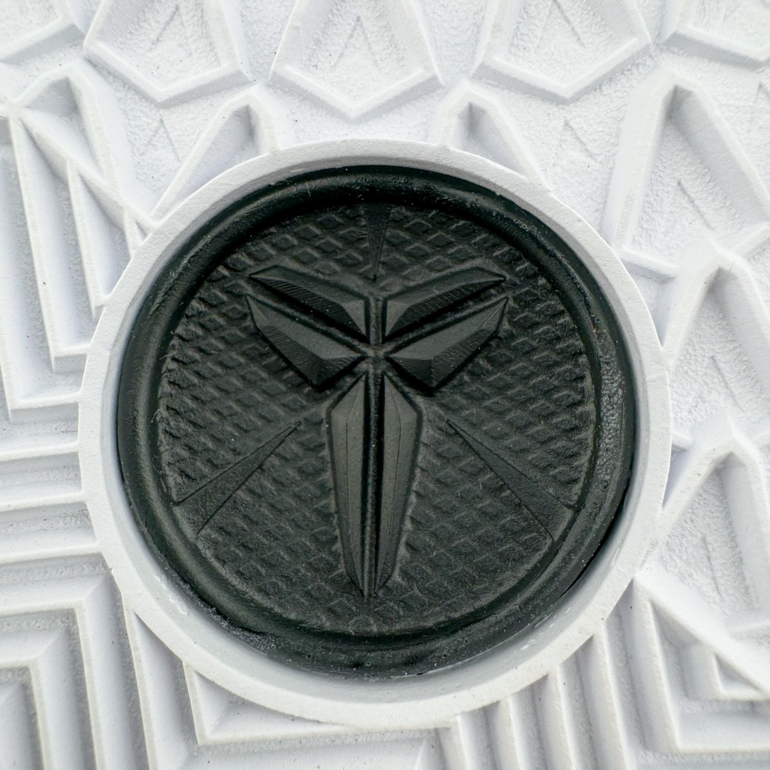 图片[18]-＃灭世海外版 NK Zoom Kobe 8 Protro 黑紫黄 HF9550-001 纯原海外版气垫品质吊打各路纯原 气压➕耐久双重保障 前掌ZOOM TURBO➕后掌马蹄Zoom 后掌澎湃脚感无出其右 全套冲刀改版 鞋型还原度95% 宽脚选手必入货品 鞋头2.5mm上翘空间 不挤脚 完美释放脚趾活动空间 正码正拍 脚型适配性 市场最强没有之一 鞋面工艺全新升级 100%对标正品 原厂聚氨酯蛇鳞 珠光密度同步正品 Swoosh喷漆工艺 还原度接近100% 全新后跟TPU模具 正确S型弧度 区分市场纯原（市场纯原采用公版模具 后跟TPU几乎无弧度）国产天花板橡胶配方 抓地力爆炸 海外口碑炸裂 鞋舌LOGO正确内嵌压印 原厂碳板 正确原盒 厚积薄发 王者归来 拒绝杀猪 拒绝套路 灭世纯原海外版科比系列 致力打造实战第一标杆 尺码：39-47.5 全新模具 正码正拍-选品中心