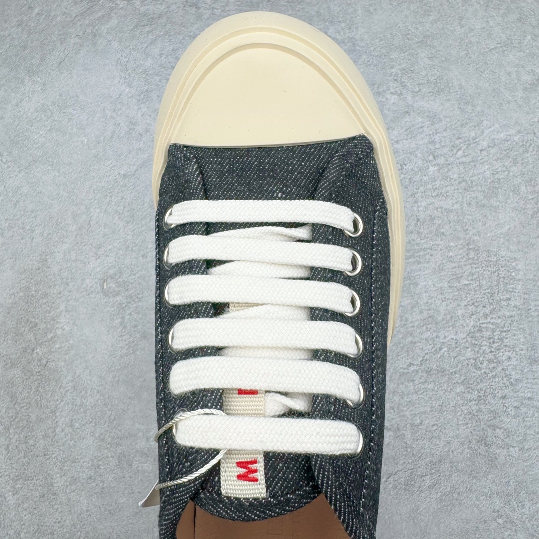 图片[4]-＃福利特价 Marni Pablo Leather Mary Jane Sneaker 意大利奢侈品品牌-玛尼·巴勃罗·玛丽珍系列低帮松糕厚底百搭魔术贴大头增高板鞋 Marni是来自意大利的独立设计师品牌 ♥赵露思、宋祖儿同款魔术贴大头鞋，跟传统见到的玛丽珍还蛮不一样的，凉鞋的透气结构搭载日系风格，蠢萌又时髦。 ♥日式包趾式胖圆鞋头设计满满的立体感。虽然厚底但它的腰线非常明显，前宽后细有种大头鞋的既视感，复古范儿很足。一字带魔术贴设计穿脱方便，调节松紧随心所欲，不用担心压脚背 ♥鞋面内里都使用羊皮，质感柔软性跟透气性都灰常好。4cm的一个橡胶厚底，上脚不会臃肿反而衬托得腿很细，鞋子也不会很重，颜值与舒适度并存。灰常有少女感又有一种不羁一格的酷气，甜美又可爱，适合搭配各种衣服，单穿或者配各种袜子很好看 防滑耐磨橡胶4CM跟高大底 尺码：35-40-选品中心