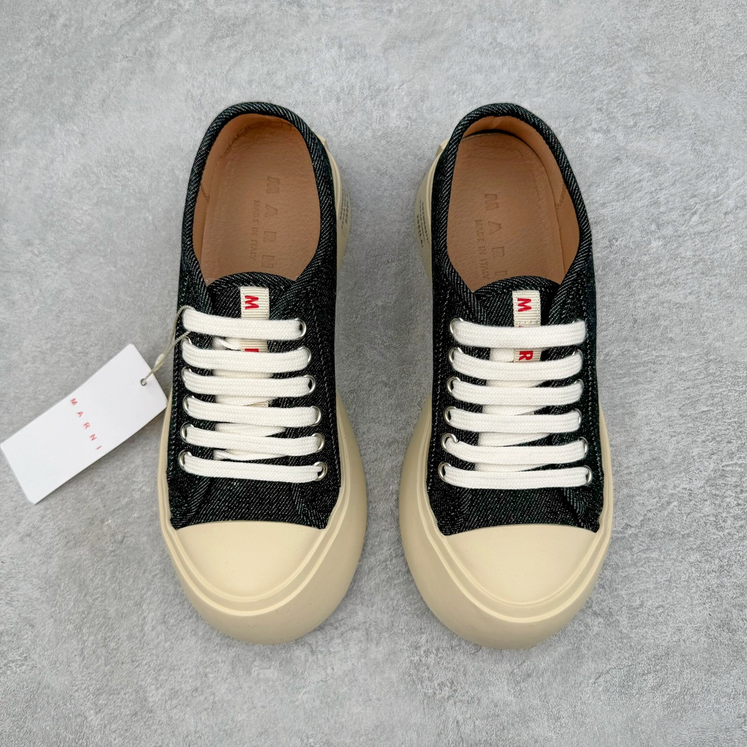 图片[2]-＃福利特价 Marni Pablo Leather Mary Jane Sneaker 意大利奢侈品品牌-玛尼·巴勃罗·玛丽珍系列低帮松糕厚底百搭魔术贴大头增高板鞋 Marni是来自意大利的独立设计师品牌 ♥赵露思、宋祖儿同款魔术贴大头鞋，跟传统见到的玛丽珍还蛮不一样的，凉鞋的透气结构搭载日系风格，蠢萌又时髦。 ♥日式包趾式胖圆鞋头设计满满的立体感。虽然厚底但它的腰线非常明显，前宽后细有种大头鞋的既视感，复古范儿很足。一字带魔术贴设计穿脱方便，调节松紧随心所欲，不用担心压脚背 ♥鞋面内里都使用羊皮，质感柔软性跟透气性都灰常好。4cm的一个橡胶厚底，上脚不会臃肿反而衬托得腿很细，鞋子也不会很重，颜值与舒适度并存。灰常有少女感又有一种不羁一格的酷气，甜美又可爱，适合搭配各种衣服，单穿或者配各种袜子很好看 防滑耐磨橡胶4CM跟高大底 尺码：35-40-选品中心