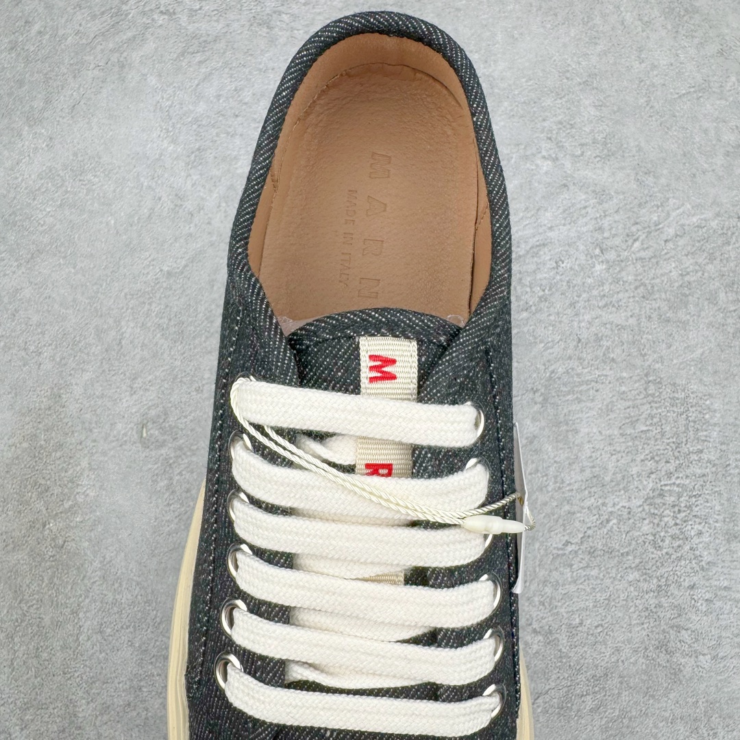 图片[5]-＃福利特价 Marni Pablo Leather Mary Jane Sneaker 意大利奢侈品品牌-玛尼·巴勃罗·玛丽珍系列低帮松糕厚底百搭魔术贴大头增高板鞋 Marni是来自意大利的独立设计师品牌 ♥赵露思、宋祖儿同款魔术贴大头鞋，跟传统见到的玛丽珍还蛮不一样的，凉鞋的透气结构搭载日系风格，蠢萌又时髦。 ♥日式包趾式胖圆鞋头设计满满的立体感。虽然厚底但它的腰线非常明显，前宽后细有种大头鞋的既视感，复古范儿很足。一字带魔术贴设计穿脱方便，调节松紧随心所欲，不用担心压脚背 ♥鞋面内里都使用羊皮，质感柔软性跟透气性都灰常好。4cm的一个橡胶厚底，上脚不会臃肿反而衬托得腿很细，鞋子也不会很重，颜值与舒适度并存。灰常有少女感又有一种不羁一格的酷气，甜美又可爱，适合搭配各种衣服，单穿或者配各种袜子很好看 防滑耐磨橡胶4CM跟高大底 尺码：35-40-选品中心