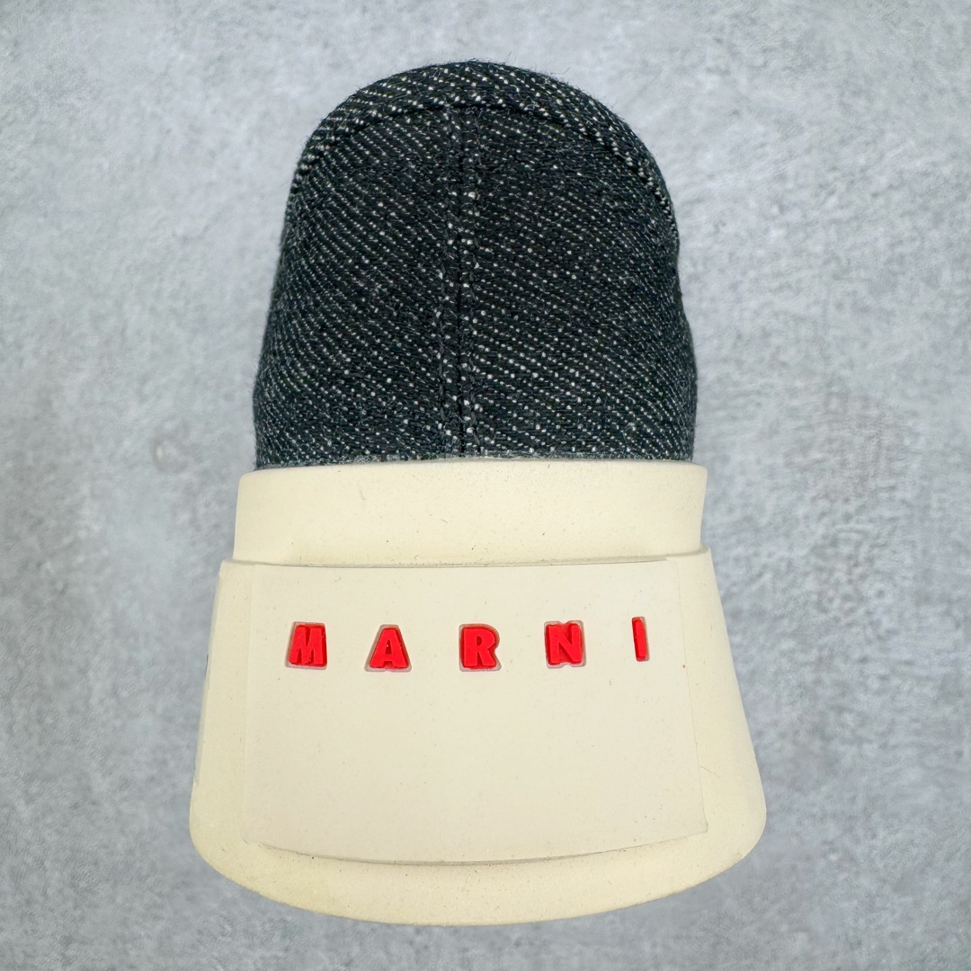 图片[8]-＃福利特价 Marni Pablo Leather Mary Jane Sneaker 意大利奢侈品品牌-玛尼·巴勃罗·玛丽珍系列低帮松糕厚底百搭魔术贴大头增高板鞋 Marni是来自意大利的独立设计师品牌 ♥赵露思、宋祖儿同款魔术贴大头鞋，跟传统见到的玛丽珍还蛮不一样的，凉鞋的透气结构搭载日系风格，蠢萌又时髦。 ♥日式包趾式胖圆鞋头设计满满的立体感。虽然厚底但它的腰线非常明显，前宽后细有种大头鞋的既视感，复古范儿很足。一字带魔术贴设计穿脱方便，调节松紧随心所欲，不用担心压脚背 ♥鞋面内里都使用羊皮，质感柔软性跟透气性都灰常好。4cm的一个橡胶厚底，上脚不会臃肿反而衬托得腿很细，鞋子也不会很重，颜值与舒适度并存。灰常有少女感又有一种不羁一格的酷气，甜美又可爱，适合搭配各种衣服，单穿或者配各种袜子很好看 防滑耐磨橡胶4CM跟高大底 尺码：35-40-选品中心