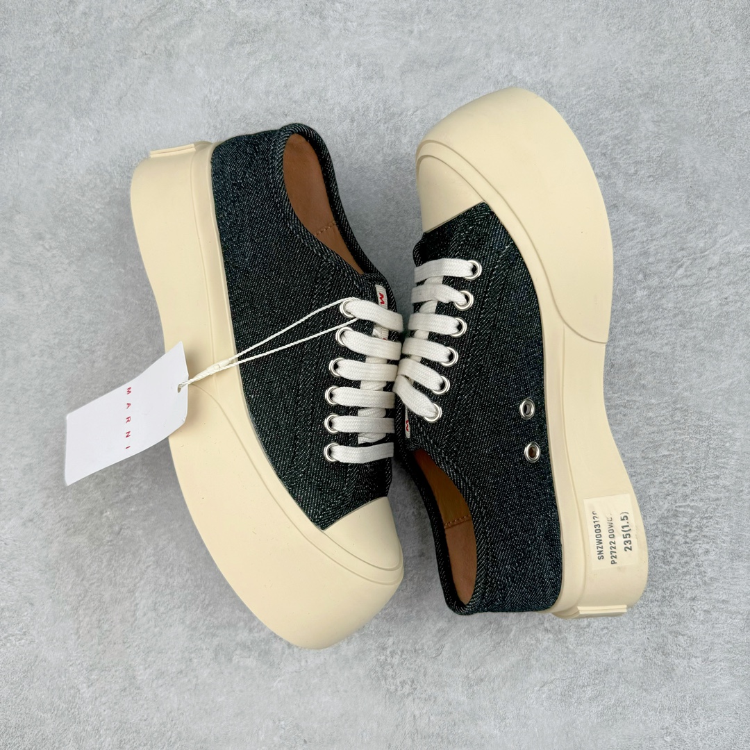 图片[3]-＃福利特价 Marni Pablo Leather Mary Jane Sneaker 意大利奢侈品品牌-玛尼·巴勃罗·玛丽珍系列低帮松糕厚底百搭魔术贴大头增高板鞋 Marni是来自意大利的独立设计师品牌 ♥赵露思、宋祖儿同款魔术贴大头鞋，跟传统见到的玛丽珍还蛮不一样的，凉鞋的透气结构搭载日系风格，蠢萌又时髦。 ♥日式包趾式胖圆鞋头设计满满的立体感。虽然厚底但它的腰线非常明显，前宽后细有种大头鞋的既视感，复古范儿很足。一字带魔术贴设计穿脱方便，调节松紧随心所欲，不用担心压脚背 ♥鞋面内里都使用羊皮，质感柔软性跟透气性都灰常好。4cm的一个橡胶厚底，上脚不会臃肿反而衬托得腿很细，鞋子也不会很重，颜值与舒适度并存。灰常有少女感又有一种不羁一格的酷气，甜美又可爱，适合搭配各种衣服，单穿或者配各种袜子很好看 防滑耐磨橡胶4CM跟高大底 尺码：35-40-选品中心