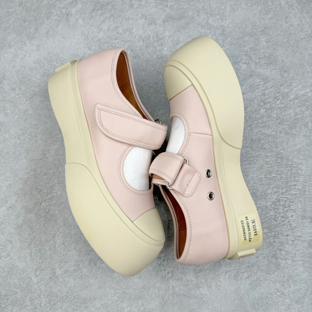 图片[3]-＃福利特价 Marni Pablo Leather Mary Jane Sneaker 意大利奢侈品品牌-玛尼·巴勃罗·玛丽珍系列低帮松糕厚底百搭魔术贴大头增高板鞋 Marni是来自意大利的独立设计师品牌 ♥赵露思、宋祖儿同款魔术贴大头鞋，跟传统见到的玛丽珍还蛮不一样的，凉鞋的透气结构搭载日系风格，蠢萌又时髦。 ♥日式包趾式胖圆鞋头设计满满的立体感。虽然厚底但它的腰线非常明显，前宽后细有种大头鞋的既视感，复古范儿很足。一字带魔术贴设计穿脱方便，调节松紧随心所欲，不用担心压脚背 ♥鞋面内里都使用羊皮，质感柔软性跟透气性都灰常好。4cm的一个橡胶厚底，上脚不会臃肿反而衬托得腿很细，鞋子也不会很重，颜值与舒适度并存。灰常有少女感又有一种不羁一格的酷气，甜美又可爱，适合搭配各种衣服，单穿或者配各种袜子很好看 防滑耐磨橡胶4CM跟高大底 尺码：35-40-选品中心