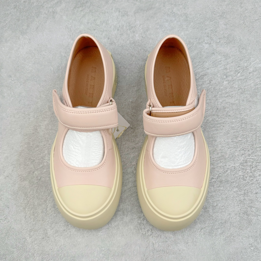 图片[2]-＃福利特价 Marni Pablo Leather Mary Jane Sneaker 意大利奢侈品品牌-玛尼·巴勃罗·玛丽珍系列低帮松糕厚底百搭魔术贴大头增高板鞋 Marni是来自意大利的独立设计师品牌 ♥赵露思、宋祖儿同款魔术贴大头鞋，跟传统见到的玛丽珍还蛮不一样的，凉鞋的透气结构搭载日系风格，蠢萌又时髦。 ♥日式包趾式胖圆鞋头设计满满的立体感。虽然厚底但它的腰线非常明显，前宽后细有种大头鞋的既视感，复古范儿很足。一字带魔术贴设计穿脱方便，调节松紧随心所欲，不用担心压脚背 ♥鞋面内里都使用羊皮，质感柔软性跟透气性都灰常好。4cm的一个橡胶厚底，上脚不会臃肿反而衬托得腿很细，鞋子也不会很重，颜值与舒适度并存。灰常有少女感又有一种不羁一格的酷气，甜美又可爱，适合搭配各种衣服，单穿或者配各种袜子很好看 防滑耐磨橡胶4CM跟高大底 尺码：35-40-选品中心