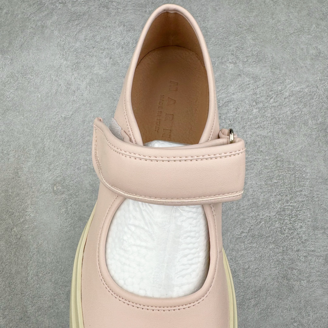 图片[5]-＃福利特价 Marni Pablo Leather Mary Jane Sneaker 意大利奢侈品品牌-玛尼·巴勃罗·玛丽珍系列低帮松糕厚底百搭魔术贴大头增高板鞋 Marni是来自意大利的独立设计师品牌 ♥赵露思、宋祖儿同款魔术贴大头鞋，跟传统见到的玛丽珍还蛮不一样的，凉鞋的透气结构搭载日系风格，蠢萌又时髦。 ♥日式包趾式胖圆鞋头设计满满的立体感。虽然厚底但它的腰线非常明显，前宽后细有种大头鞋的既视感，复古范儿很足。一字带魔术贴设计穿脱方便，调节松紧随心所欲，不用担心压脚背 ♥鞋面内里都使用羊皮，质感柔软性跟透气性都灰常好。4cm的一个橡胶厚底，上脚不会臃肿反而衬托得腿很细，鞋子也不会很重，颜值与舒适度并存。灰常有少女感又有一种不羁一格的酷气，甜美又可爱，适合搭配各种衣服，单穿或者配各种袜子很好看 防滑耐磨橡胶4CM跟高大底 尺码：35-40-选品中心