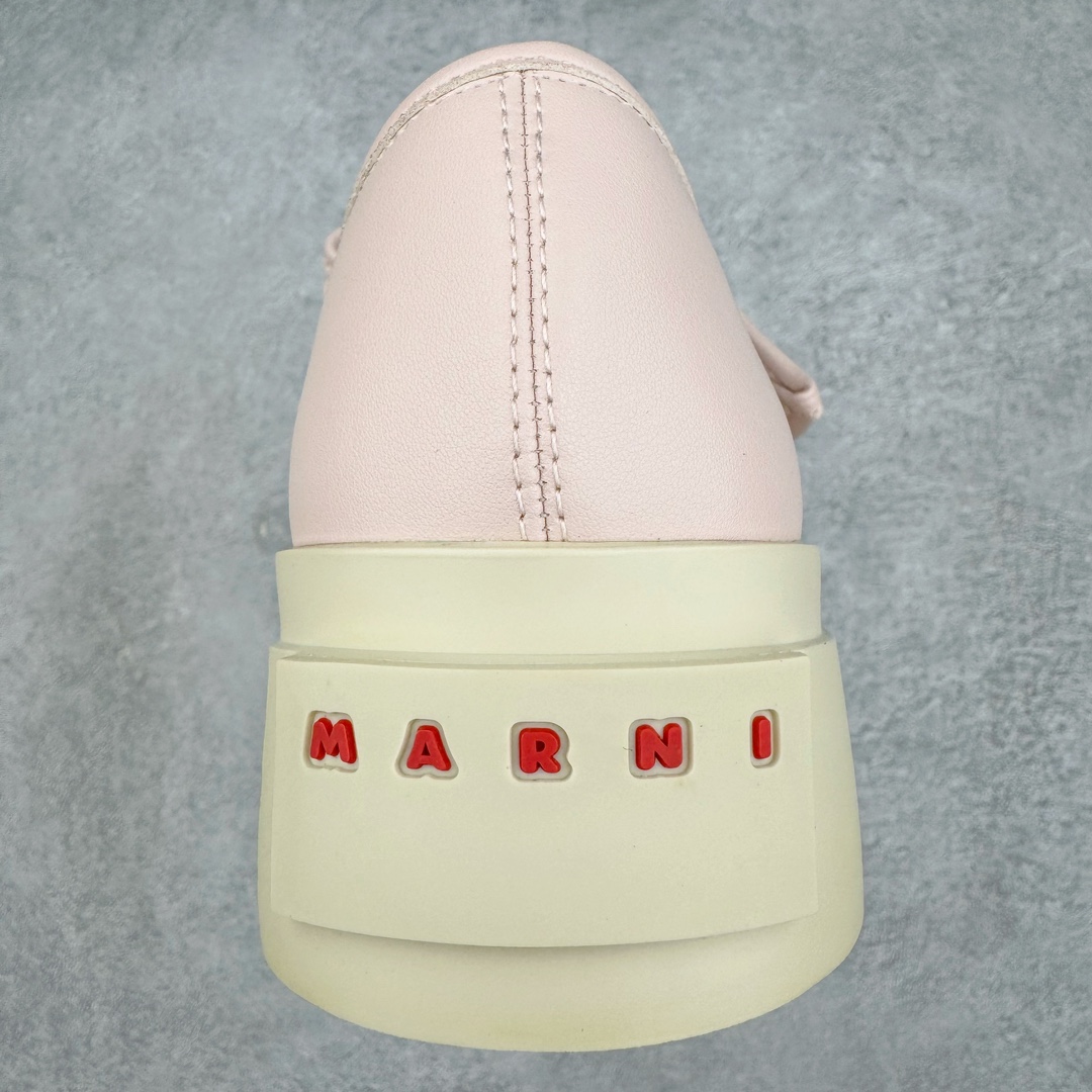 图片[8]-＃福利特价 Marni Pablo Leather Mary Jane Sneaker 意大利奢侈品品牌-玛尼·巴勃罗·玛丽珍系列低帮松糕厚底百搭魔术贴大头增高板鞋 Marni是来自意大利的独立设计师品牌 ♥赵露思、宋祖儿同款魔术贴大头鞋，跟传统见到的玛丽珍还蛮不一样的，凉鞋的透气结构搭载日系风格，蠢萌又时髦。 ♥日式包趾式胖圆鞋头设计满满的立体感。虽然厚底但它的腰线非常明显，前宽后细有种大头鞋的既视感，复古范儿很足。一字带魔术贴设计穿脱方便，调节松紧随心所欲，不用担心压脚背 ♥鞋面内里都使用羊皮，质感柔软性跟透气性都灰常好。4cm的一个橡胶厚底，上脚不会臃肿反而衬托得腿很细，鞋子也不会很重，颜值与舒适度并存。灰常有少女感又有一种不羁一格的酷气，甜美又可爱，适合搭配各种衣服，单穿或者配各种袜子很好看 防滑耐磨橡胶4CM跟高大底 尺码：35-40-选品中心