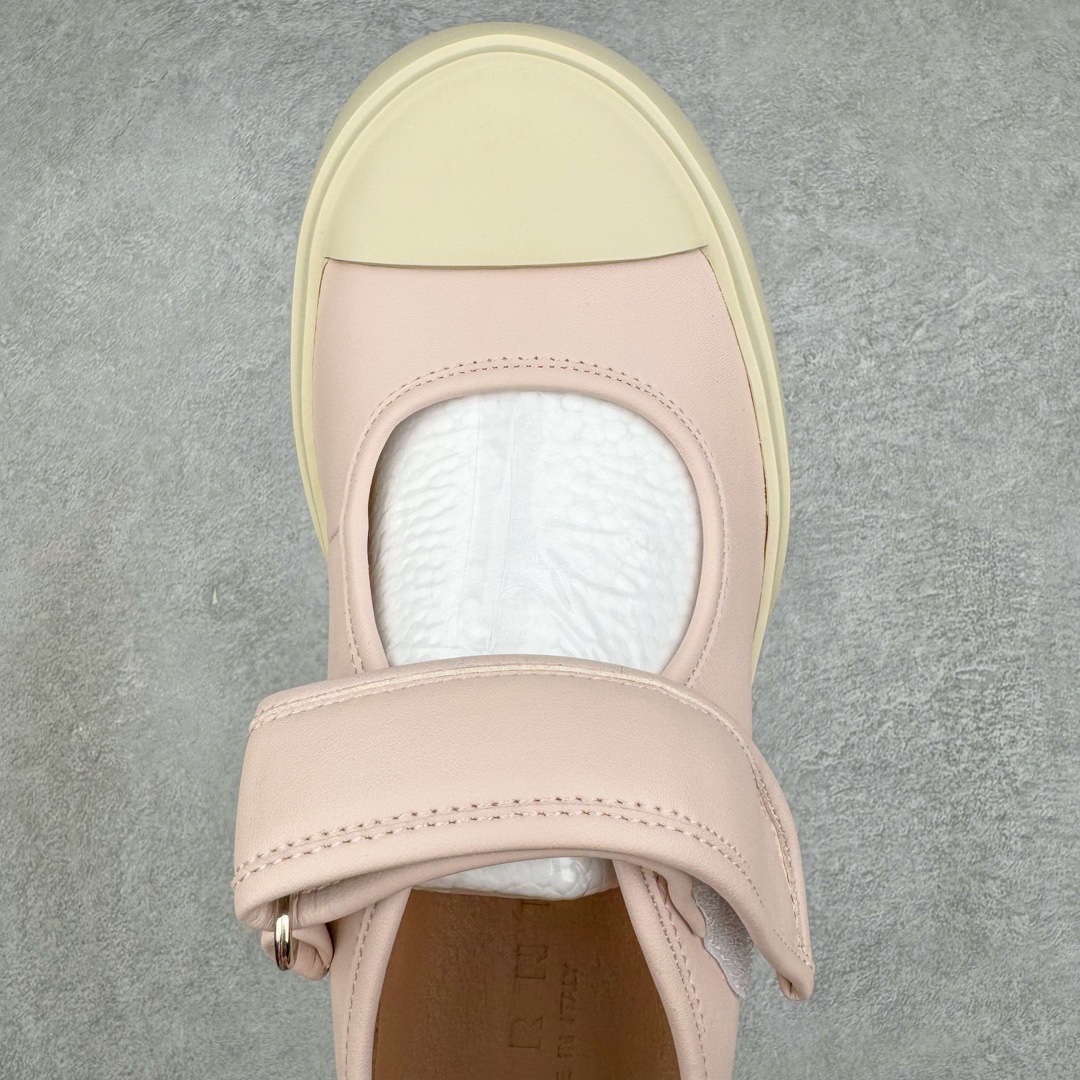 图片[4]-＃福利特价 Marni Pablo Leather Mary Jane Sneaker 意大利奢侈品品牌-玛尼·巴勃罗·玛丽珍系列低帮松糕厚底百搭魔术贴大头增高板鞋 Marni是来自意大利的独立设计师品牌 ♥赵露思、宋祖儿同款魔术贴大头鞋，跟传统见到的玛丽珍还蛮不一样的，凉鞋的透气结构搭载日系风格，蠢萌又时髦。 ♥日式包趾式胖圆鞋头设计满满的立体感。虽然厚底但它的腰线非常明显，前宽后细有种大头鞋的既视感，复古范儿很足。一字带魔术贴设计穿脱方便，调节松紧随心所欲，不用担心压脚背 ♥鞋面内里都使用羊皮，质感柔软性跟透气性都灰常好。4cm的一个橡胶厚底，上脚不会臃肿反而衬托得腿很细，鞋子也不会很重，颜值与舒适度并存。灰常有少女感又有一种不羁一格的酷气，甜美又可爱，适合搭配各种衣服，单穿或者配各种袜子很好看 防滑耐磨橡胶4CM跟高大底 尺码：35-40-选品中心