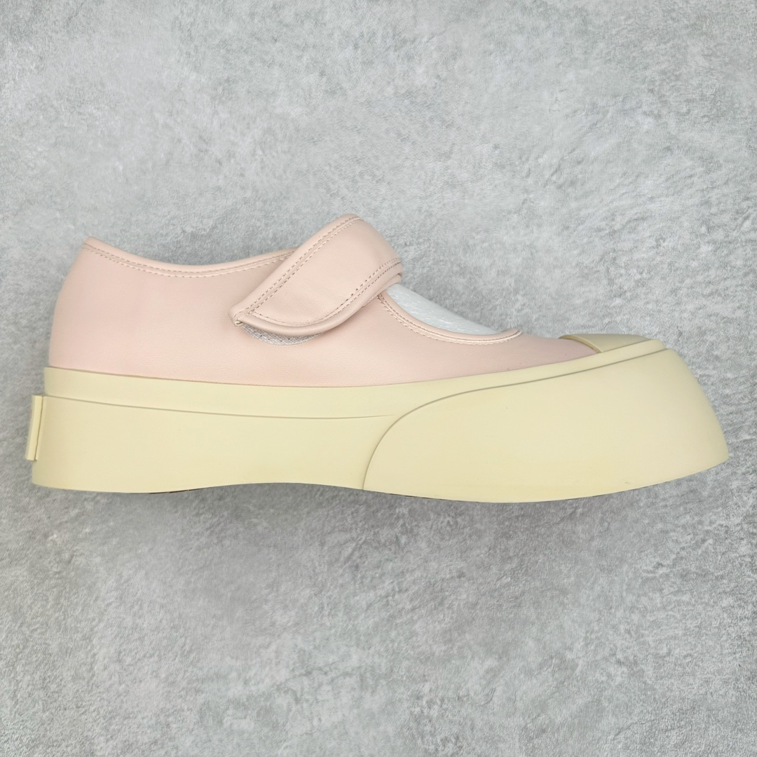 ＃福利特价 Marni Pablo Leather Mary Jane Sneaker 意大利奢侈品品牌-玛尼·巴勃罗·玛丽珍系列低帮松糕厚底百搭魔术贴大头增高板鞋 Marni是来自意大利的独立设计师品牌 ♥赵露思、宋祖儿同款魔术贴大头鞋，跟传统见到的玛丽珍还蛮不一样的，凉鞋的透气结构搭载日系风格，蠢萌又时髦。 ♥日式包趾式胖圆鞋头设计满满的立体感。虽然厚底但它的腰线非常明显，前宽后细有种大头鞋的既视感，复古范儿很足。一字带魔术贴设计穿脱方便，调节松紧随心所欲，不用担心压脚背 ♥鞋面内里都使用羊皮，质感柔软性跟透气性都灰常好。4cm的一个橡胶厚底，上脚不会臃肿反而衬托得腿很细，鞋子也不会很重，颜值与舒适度并存。灰常有少女感又有一种不羁一格的酷气，甜美又可爱，适合搭配各种衣服，单穿或者配各种袜子很好看 防滑耐磨橡胶4CM跟高大底 尺码：35-40-选品中心