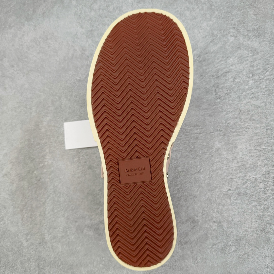 图片[9]-＃福利特价 Marni Pablo Leather Mary Jane Sneaker 意大利奢侈品品牌-玛尼·巴勃罗·玛丽珍系列低帮松糕厚底百搭魔术贴大头增高板鞋 Marni是来自意大利的独立设计师品牌 ♥赵露思、宋祖儿同款魔术贴大头鞋，跟传统见到的玛丽珍还蛮不一样的，凉鞋的透气结构搭载日系风格，蠢萌又时髦。 ♥日式包趾式胖圆鞋头设计满满的立体感。虽然厚底但它的腰线非常明显，前宽后细有种大头鞋的既视感，复古范儿很足。一字带魔术贴设计穿脱方便，调节松紧随心所欲，不用担心压脚背 ♥鞋面内里都使用羊皮，质感柔软性跟透气性都灰常好。4cm的一个橡胶厚底，上脚不会臃肿反而衬托得腿很细，鞋子也不会很重，颜值与舒适度并存。灰常有少女感又有一种不羁一格的酷气，甜美又可爱，适合搭配各种衣服，单穿或者配各种袜子很好看 防滑耐磨橡胶4CM跟高大底 尺码：35-40-选品中心