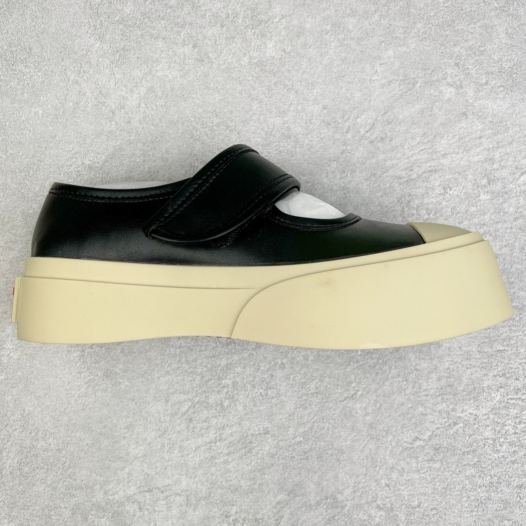 图片[5]-＃福利特价 Marni Pablo Leather Mary Jane Sneaker 意大利奢侈品品牌-玛尼·巴勃罗·玛丽珍系列低帮松糕厚底百搭魔术贴大头增高板鞋 Marni是来自意大利的独立设计师品牌 ♥赵露思、宋祖儿同款魔术贴大头鞋，跟传统见到的玛丽珍还蛮不一样的，凉鞋的透气结构搭载日系风格，蠢萌又时髦。 ♥日式包趾式胖圆鞋头设计满满的立体感。虽然厚底但它的腰线非常明显，前宽后细有种大头鞋的既视感，复古范儿很足。一字带魔术贴设计穿脱方便，调节松紧随心所欲，不用担心压脚背 ♥鞋面内里都使用羊皮，质感柔软性跟透气性都灰常好。4cm的一个橡胶厚底，上脚不会臃肿反而衬托得腿很细，鞋子也不会很重，颜值与舒适度并存。灰常有少女感又有一种不羁一格的酷气，甜美又可爱，适合搭配各种衣服，单穿或者配各种袜子很好看 防滑耐磨橡胶4CM跟高大底 尺码：35-40-选品中心