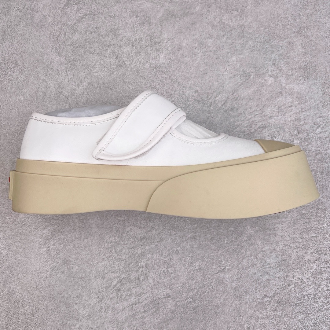 图片[6]-＃福利特价 Marni Pablo Leather Mary Jane Sneaker 意大利奢侈品品牌-玛尼·巴勃罗·玛丽珍系列低帮松糕厚底百搭魔术贴大头增高板鞋 Marni是来自意大利的独立设计师品牌 ♥赵露思、宋祖儿同款魔术贴大头鞋，跟传统见到的玛丽珍还蛮不一样的，凉鞋的透气结构搭载日系风格，蠢萌又时髦。 ♥日式包趾式胖圆鞋头设计满满的立体感。虽然厚底但它的腰线非常明显，前宽后细有种大头鞋的既视感，复古范儿很足。一字带魔术贴设计穿脱方便，调节松紧随心所欲，不用担心压脚背 ♥鞋面内里都使用羊皮，质感柔软性跟透气性都灰常好。4cm的一个橡胶厚底，上脚不会臃肿反而衬托得腿很细，鞋子也不会很重，颜值与舒适度并存。灰常有少女感又有一种不羁一格的酷气，甜美又可爱，适合搭配各种衣服，单穿或者配各种袜子很好看 防滑耐磨橡胶4CM跟高大底 尺码：35-40-选品中心