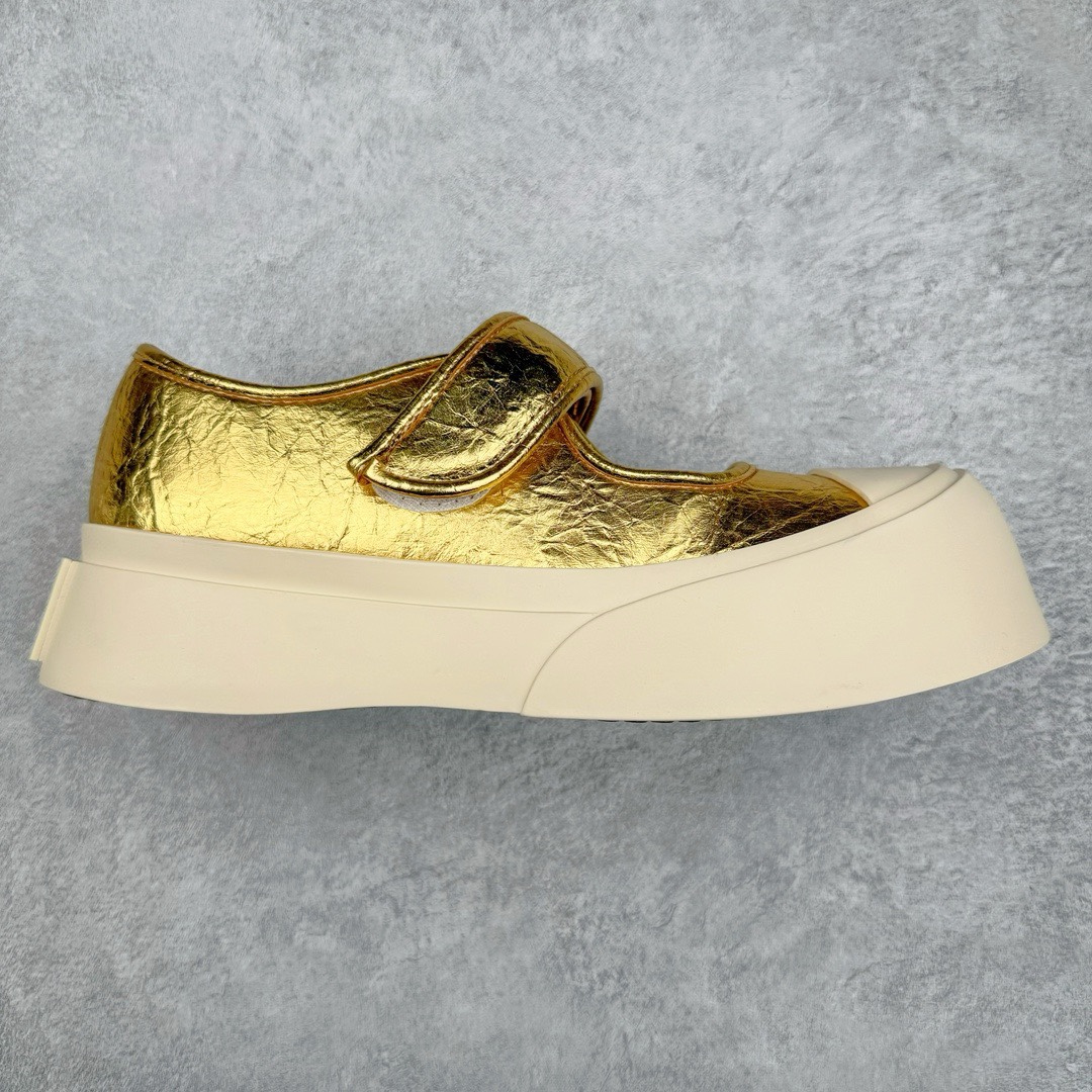 图片[3]-＃福利特价 Marni Pablo Leather Mary Jane Sneaker 意大利奢侈品品牌-玛尼·巴勃罗·玛丽珍系列低帮松糕厚底百搭魔术贴大头增高板鞋 Marni是来自意大利的独立设计师品牌 ♥赵露思、宋祖儿同款魔术贴大头鞋，跟传统见到的玛丽珍还蛮不一样的，凉鞋的透气结构搭载日系风格，蠢萌又时髦。 ♥日式包趾式胖圆鞋头设计满满的立体感。虽然厚底但它的腰线非常明显，前宽后细有种大头鞋的既视感，复古范儿很足。一字带魔术贴设计穿脱方便，调节松紧随心所欲，不用担心压脚背 ♥鞋面内里都使用羊皮，质感柔软性跟透气性都灰常好。4cm的一个橡胶厚底，上脚不会臃肿反而衬托得腿很细，鞋子也不会很重，颜值与舒适度并存。灰常有少女感又有一种不羁一格的酷气，甜美又可爱，适合搭配各种衣服，单穿或者配各种袜子很好看 防滑耐磨橡胶4CM跟高大底 尺码：35-40-选品中心