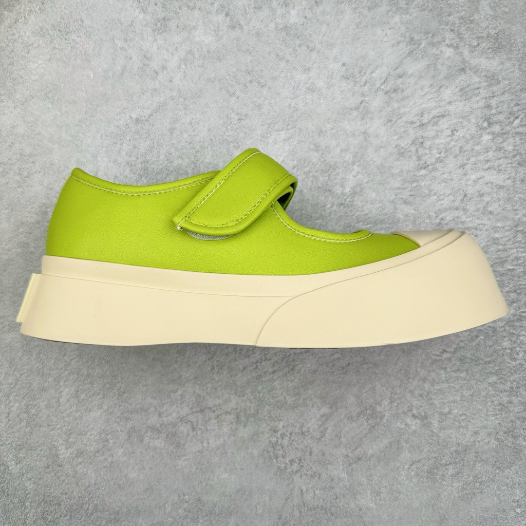 图片[4]-＃福利特价 Marni Pablo Leather Mary Jane Sneaker 意大利奢侈品品牌-玛尼·巴勃罗·玛丽珍系列低帮松糕厚底百搭魔术贴大头增高板鞋 Marni是来自意大利的独立设计师品牌 ♥赵露思、宋祖儿同款魔术贴大头鞋，跟传统见到的玛丽珍还蛮不一样的，凉鞋的透气结构搭载日系风格，蠢萌又时髦。 ♥日式包趾式胖圆鞋头设计满满的立体感。虽然厚底但它的腰线非常明显，前宽后细有种大头鞋的既视感，复古范儿很足。一字带魔术贴设计穿脱方便，调节松紧随心所欲，不用担心压脚背 ♥鞋面内里都使用羊皮，质感柔软性跟透气性都灰常好。4cm的一个橡胶厚底，上脚不会臃肿反而衬托得腿很细，鞋子也不会很重，颜值与舒适度并存。灰常有少女感又有一种不羁一格的酷气，甜美又可爱，适合搭配各种衣服，单穿或者配各种袜子很好看 防滑耐磨橡胶4CM跟高大底 尺码：35-40-选品中心