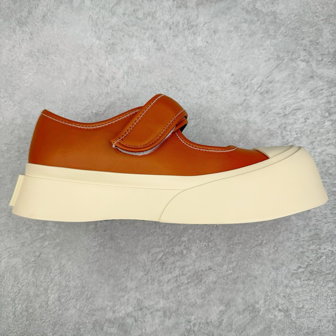 ＃福利特价 Marni Pablo Leather Mary Jane Sneaker 意大利奢侈品品牌-玛尼·巴勃罗·玛丽珍系列低帮松糕厚底百搭魔术贴大头增高板鞋 Marni是来自意大利的独立设计师品牌 ♥赵露思、宋祖儿同款魔术贴大头鞋，跟传统见到的玛丽珍还蛮不一样的，凉鞋的透气结构搭载日系风格，蠢萌又时髦。 ♥日式包趾式胖圆鞋头设计满满的立体感。虽然厚底但它的腰线非常明显，前宽后细有种大头鞋的既视感，复古范儿很足。一字带魔术贴设计穿脱方便，调节松紧随心所欲，不用担心压脚背 ♥鞋面内里都使用羊皮，质感柔软性跟透气性都灰常好。4cm的一个橡胶厚底，上脚不会臃肿反而衬托得腿很细，鞋子也不会很重，颜值与舒适度并存。灰常有少女感又有一种不羁一格的酷气，甜美又可爱，适合搭配各种衣服，单穿或者配各种袜子很好看 防滑耐磨橡胶4CM跟高大底 尺码：35-40-选品中心