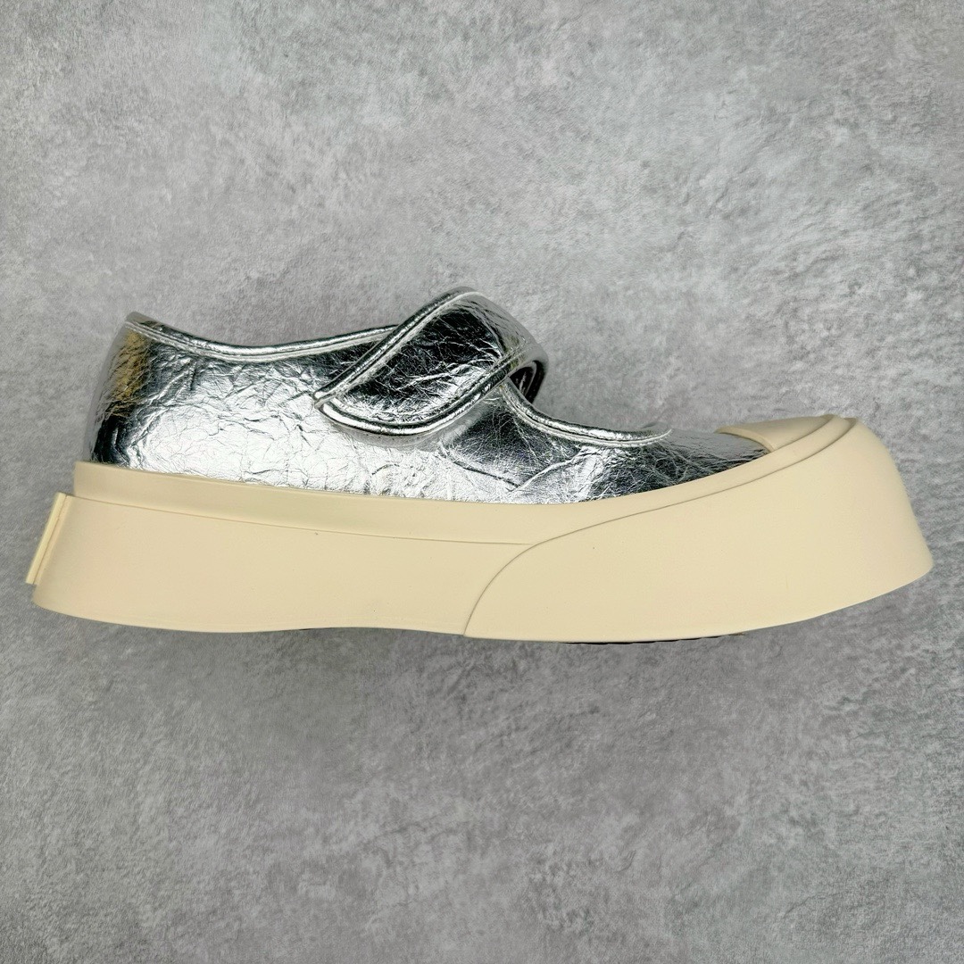 图片[2]-＃福利特价 Marni Pablo Leather Mary Jane Sneaker 意大利奢侈品品牌-玛尼·巴勃罗·玛丽珍系列低帮松糕厚底百搭魔术贴大头增高板鞋 Marni是来自意大利的独立设计师品牌 ♥赵露思、宋祖儿同款魔术贴大头鞋，跟传统见到的玛丽珍还蛮不一样的，凉鞋的透气结构搭载日系风格，蠢萌又时髦。 ♥日式包趾式胖圆鞋头设计满满的立体感。虽然厚底但它的腰线非常明显，前宽后细有种大头鞋的既视感，复古范儿很足。一字带魔术贴设计穿脱方便，调节松紧随心所欲，不用担心压脚背 ♥鞋面内里都使用羊皮，质感柔软性跟透气性都灰常好。4cm的一个橡胶厚底，上脚不会臃肿反而衬托得腿很细，鞋子也不会很重，颜值与舒适度并存。灰常有少女感又有一种不羁一格的酷气，甜美又可爱，适合搭配各种衣服，单穿或者配各种袜子很好看 防滑耐磨橡胶4CM跟高大底 尺码：35-40-选品中心