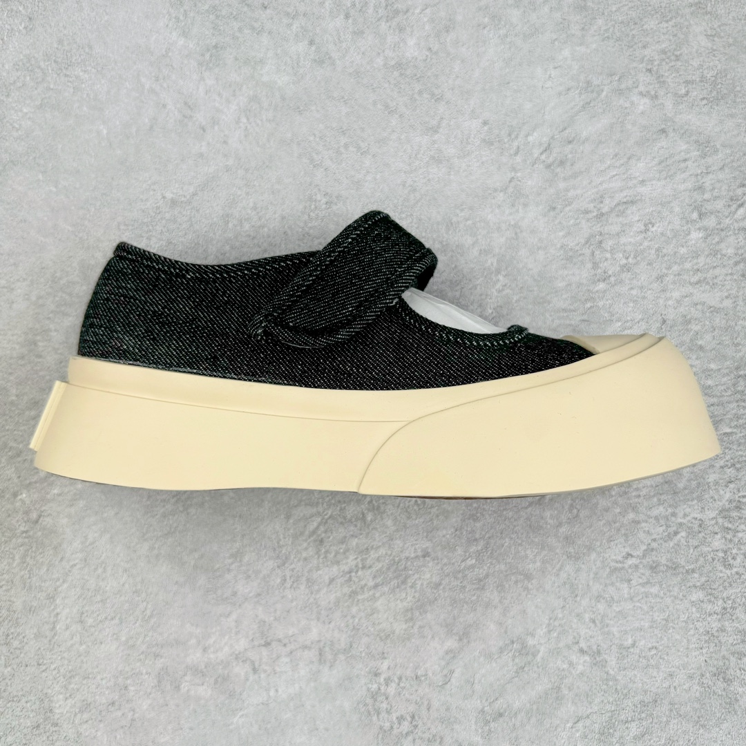 图片[9]-＃福利特价 Marni Pablo Leather Mary Jane Sneaker 意大利奢侈品品牌-玛尼·巴勃罗·玛丽珍系列低帮松糕厚底百搭魔术贴大头增高板鞋 Marni是来自意大利的独立设计师品牌 ♥赵露思、宋祖儿同款魔术贴大头鞋，跟传统见到的玛丽珍还蛮不一样的，凉鞋的透气结构搭载日系风格，蠢萌又时髦。 ♥日式包趾式胖圆鞋头设计满满的立体感。虽然厚底但它的腰线非常明显，前宽后细有种大头鞋的既视感，复古范儿很足。一字带魔术贴设计穿脱方便，调节松紧随心所欲，不用担心压脚背 ♥鞋面内里都使用羊皮，质感柔软性跟透气性都灰常好。4cm的一个橡胶厚底，上脚不会臃肿反而衬托得腿很细，鞋子也不会很重，颜值与舒适度并存。灰常有少女感又有一种不羁一格的酷气，甜美又可爱，适合搭配各种衣服，单穿或者配各种袜子很好看 防滑耐磨橡胶4CM跟高大底 尺码：35-40-选品中心