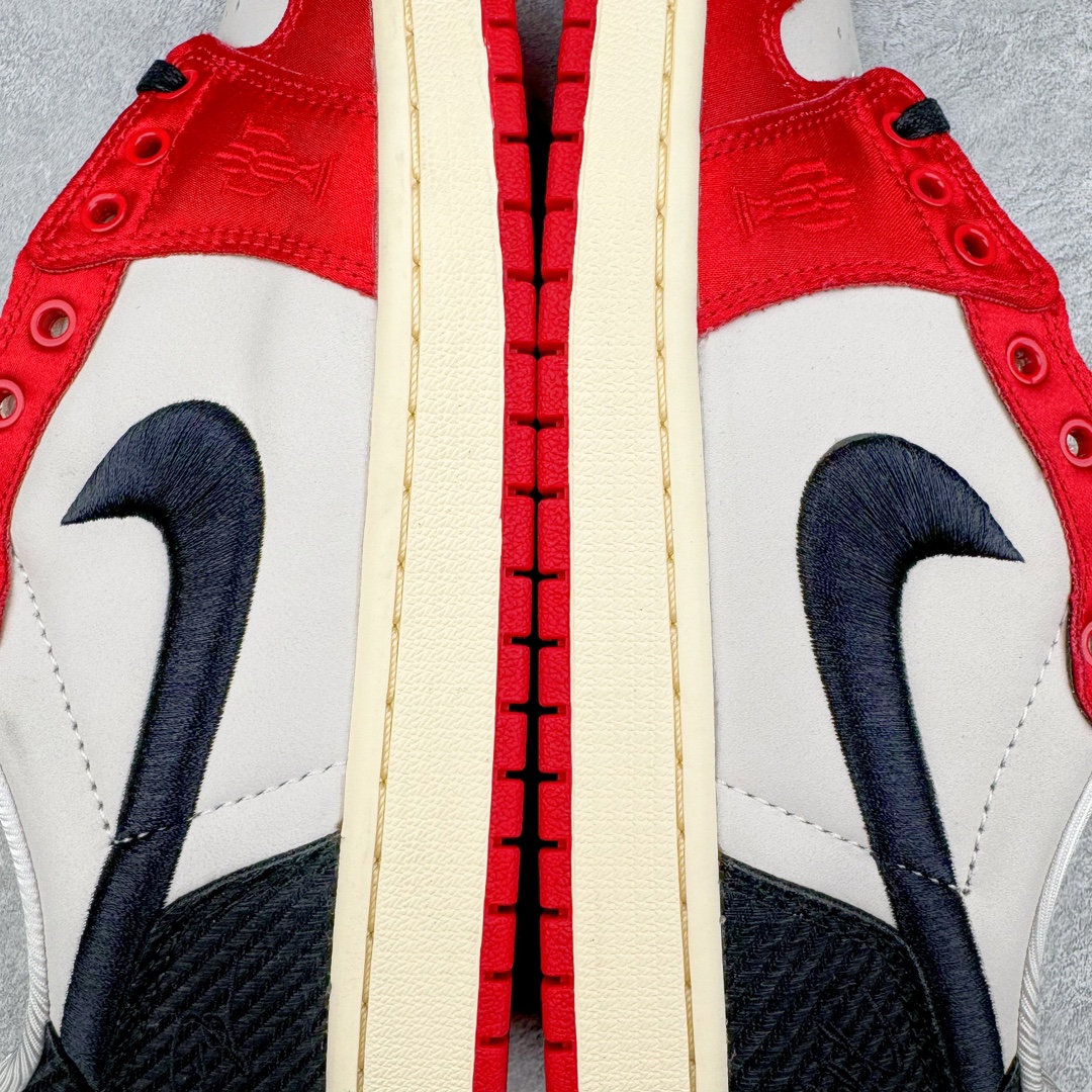 图片[8]-＃H12纯原 Trophy Room x Air Jordan AJ1 Low 低帮 乔丹之子联名白黑红 FN0432-100 市场OG低帮天花板 全套原纸板楦头开发 原厂特供皮料加持 确保原汁原味 完美呈现一代版型 一比一鞋头弧度高度鞋身弧度 数据细节工艺流程均保持原鞋一致 后跟弧度收口自然对折 极致一眼正品既视感 原厂皮料 进口玻璃冲刀皮料裁剪零毛边 承诺百分百一致原鞋 全鞋电脑针车工艺 鞋面清洁度最高QC检验标准 控制溢胶 飞翼3D高频深度立体 鞋盒、防尘纸 均采购来自原厂 尺码：40 40.5 41 42 42.5 43 44 44.5 45 46 47.5 48.5-选品中心