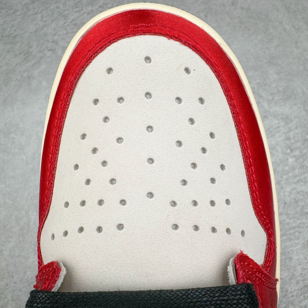 图片[17]-＃H12纯原 Trophy Room x Air Jordan AJ1 Low 低帮 乔丹之子联名白黑红 FN0432-100 市场OG低帮天花板 全套原纸板楦头开发 原厂特供皮料加持 确保原汁原味 完美呈现一代版型 一比一鞋头弧度高度鞋身弧度 数据细节工艺流程均保持原鞋一致 后跟弧度收口自然对折 极致一眼正品既视感 原厂皮料 进口玻璃冲刀皮料裁剪零毛边 承诺百分百一致原鞋 全鞋电脑针车工艺 鞋面清洁度最高QC检验标准 控制溢胶 飞翼3D高频深度立体 鞋盒、防尘纸 均采购来自原厂 尺码：40 40.5 41 42 42.5 43 44 44.5 45 46 47.5 48.5-选品中心