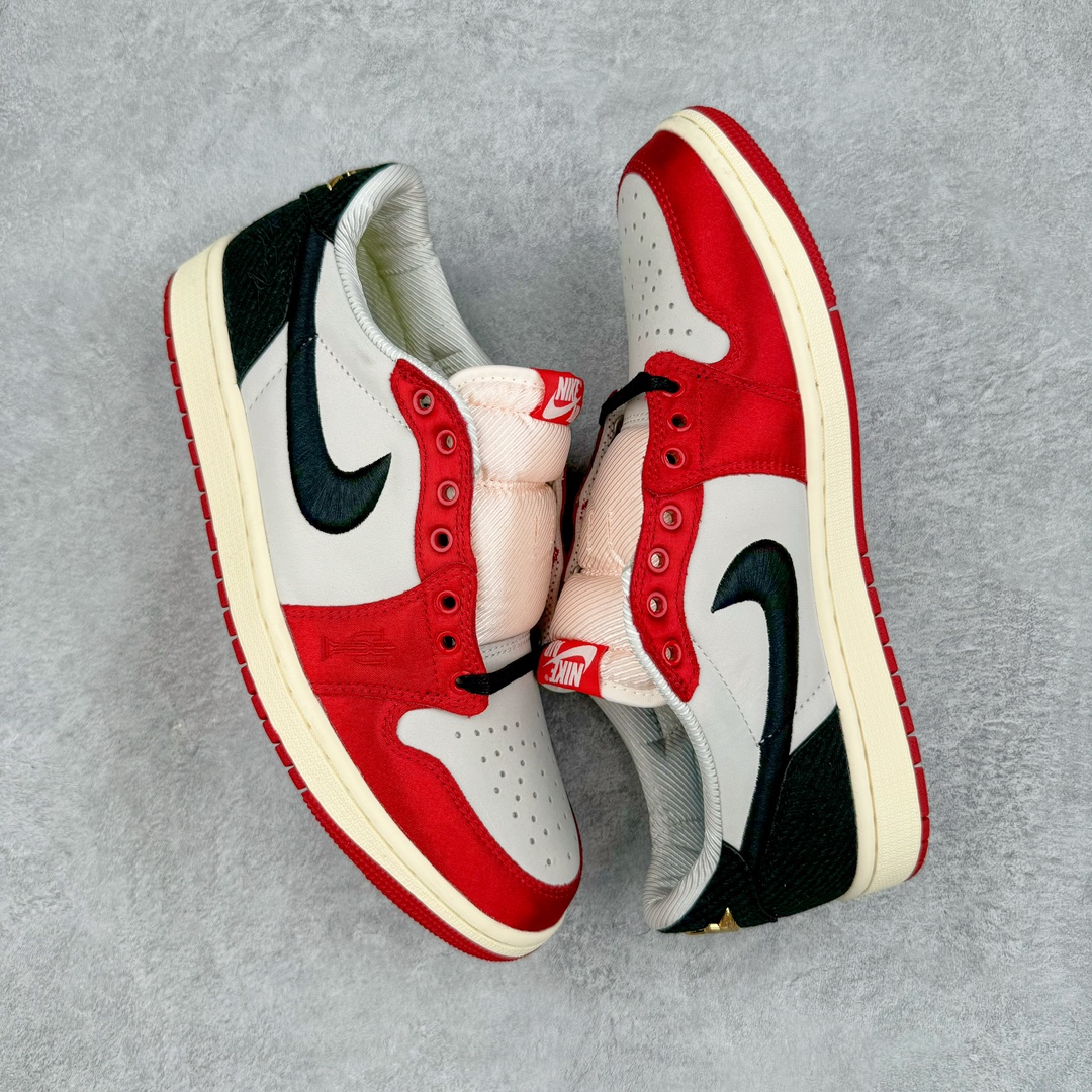 图片[3]-＃H12纯原 Trophy Room x Air Jordan AJ1 Low 低帮 乔丹之子联名白黑红 FN0432-100 市场OG低帮天花板 全套原纸板楦头开发 原厂特供皮料加持 确保原汁原味 完美呈现一代版型 一比一鞋头弧度高度鞋身弧度 数据细节工艺流程均保持原鞋一致 后跟弧度收口自然对折 极致一眼正品既视感 原厂皮料 进口玻璃冲刀皮料裁剪零毛边 承诺百分百一致原鞋 全鞋电脑针车工艺 鞋面清洁度最高QC检验标准 控制溢胶 飞翼3D高频深度立体 鞋盒、防尘纸 均采购来自原厂 尺码：40 40.5 41 42 42.5 43 44 44.5 45 46 47.5 48.5-选品中心