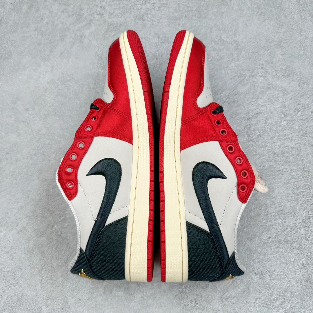 图片[4]-＃H12纯原 Trophy Room x Air Jordan AJ1 Low 低帮 乔丹之子联名白黑红 FN0432-100 市场OG低帮天花板 全套原纸板楦头开发 原厂特供皮料加持 确保原汁原味 完美呈现一代版型 一比一鞋头弧度高度鞋身弧度 数据细节工艺流程均保持原鞋一致 后跟弧度收口自然对折 极致一眼正品既视感 原厂皮料 进口玻璃冲刀皮料裁剪零毛边 承诺百分百一致原鞋 全鞋电脑针车工艺 鞋面清洁度最高QC检验标准 控制溢胶 飞翼3D高频深度立体 鞋盒、防尘纸 均采购来自原厂 尺码：40 40.5 41 42 42.5 43 44 44.5 45 46 47.5 48.5-选品中心