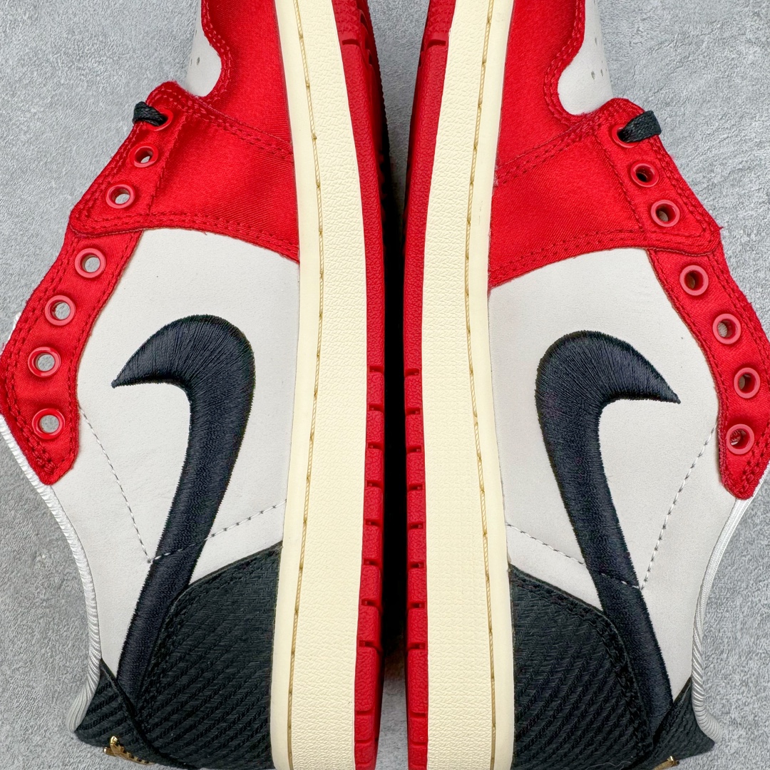 图片[6]-＃H12纯原 Trophy Room x Air Jordan AJ1 Low 低帮 乔丹之子联名白黑红 FN0432-100 市场OG低帮天花板 全套原纸板楦头开发 原厂特供皮料加持 确保原汁原味 完美呈现一代版型 一比一鞋头弧度高度鞋身弧度 数据细节工艺流程均保持原鞋一致 后跟弧度收口自然对折 极致一眼正品既视感 原厂皮料 进口玻璃冲刀皮料裁剪零毛边 承诺百分百一致原鞋 全鞋电脑针车工艺 鞋面清洁度最高QC检验标准 控制溢胶 飞翼3D高频深度立体 鞋盒、防尘纸 均采购来自原厂 尺码：40 40.5 41 42 42.5 43 44 44.5 45 46 47.5 48.5-选品中心
