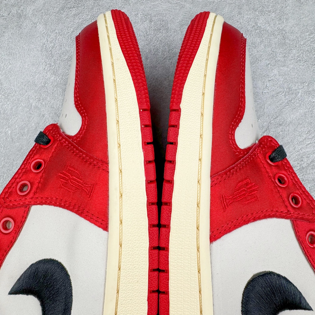 图片[7]-＃H12纯原 Trophy Room x Air Jordan AJ1 Low 低帮 乔丹之子联名白黑红 FN0432-100 市场OG低帮天花板 全套原纸板楦头开发 原厂特供皮料加持 确保原汁原味 完美呈现一代版型 一比一鞋头弧度高度鞋身弧度 数据细节工艺流程均保持原鞋一致 后跟弧度收口自然对折 极致一眼正品既视感 原厂皮料 进口玻璃冲刀皮料裁剪零毛边 承诺百分百一致原鞋 全鞋电脑针车工艺 鞋面清洁度最高QC检验标准 控制溢胶 飞翼3D高频深度立体 鞋盒、防尘纸 均采购来自原厂 尺码：40 40.5 41 42 42.5 43 44 44.5 45 46 47.5 48.5-选品中心