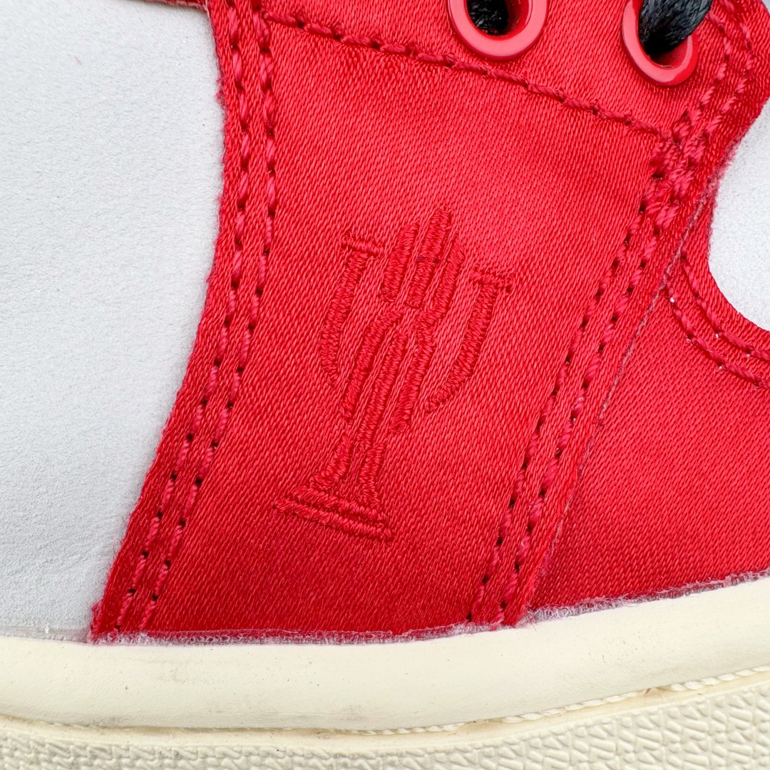 图片[16]-＃H12纯原 Trophy Room x Air Jordan AJ1 Low 低帮 乔丹之子联名白黑红 FN0432-100 市场OG低帮天花板 全套原纸板楦头开发 原厂特供皮料加持 确保原汁原味 完美呈现一代版型 一比一鞋头弧度高度鞋身弧度 数据细节工艺流程均保持原鞋一致 后跟弧度收口自然对折 极致一眼正品既视感 原厂皮料 进口玻璃冲刀皮料裁剪零毛边 承诺百分百一致原鞋 全鞋电脑针车工艺 鞋面清洁度最高QC检验标准 控制溢胶 飞翼3D高频深度立体 鞋盒、防尘纸 均采购来自原厂 尺码：40 40.5 41 42 42.5 43 44 44.5 45 46 47.5 48.5-选品中心