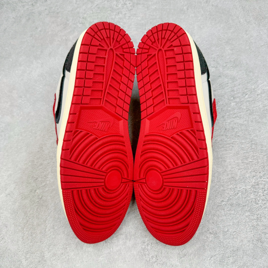 图片[10]-＃H12纯原 Trophy Room x Air Jordan AJ1 Low 低帮 乔丹之子联名白黑红 FN0432-100 市场OG低帮天花板 全套原纸板楦头开发 原厂特供皮料加持 确保原汁原味 完美呈现一代版型 一比一鞋头弧度高度鞋身弧度 数据细节工艺流程均保持原鞋一致 后跟弧度收口自然对折 极致一眼正品既视感 原厂皮料 进口玻璃冲刀皮料裁剪零毛边 承诺百分百一致原鞋 全鞋电脑针车工艺 鞋面清洁度最高QC检验标准 控制溢胶 飞翼3D高频深度立体 鞋盒、防尘纸 均采购来自原厂 尺码：40 40.5 41 42 42.5 43 44 44.5 45 46 47.5 48.5-选品中心