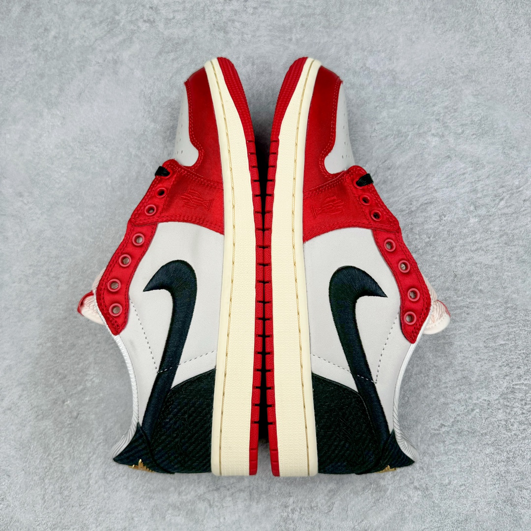 图片[5]-＃H12纯原 Trophy Room x Air Jordan AJ1 Low 低帮 乔丹之子联名白黑红 FN0432-100 市场OG低帮天花板 全套原纸板楦头开发 原厂特供皮料加持 确保原汁原味 完美呈现一代版型 一比一鞋头弧度高度鞋身弧度 数据细节工艺流程均保持原鞋一致 后跟弧度收口自然对折 极致一眼正品既视感 原厂皮料 进口玻璃冲刀皮料裁剪零毛边 承诺百分百一致原鞋 全鞋电脑针车工艺 鞋面清洁度最高QC检验标准 控制溢胶 飞翼3D高频深度立体 鞋盒、防尘纸 均采购来自原厂 尺码：40 40.5 41 42 42.5 43 44 44.5 45 46 47.5 48.5-选品中心