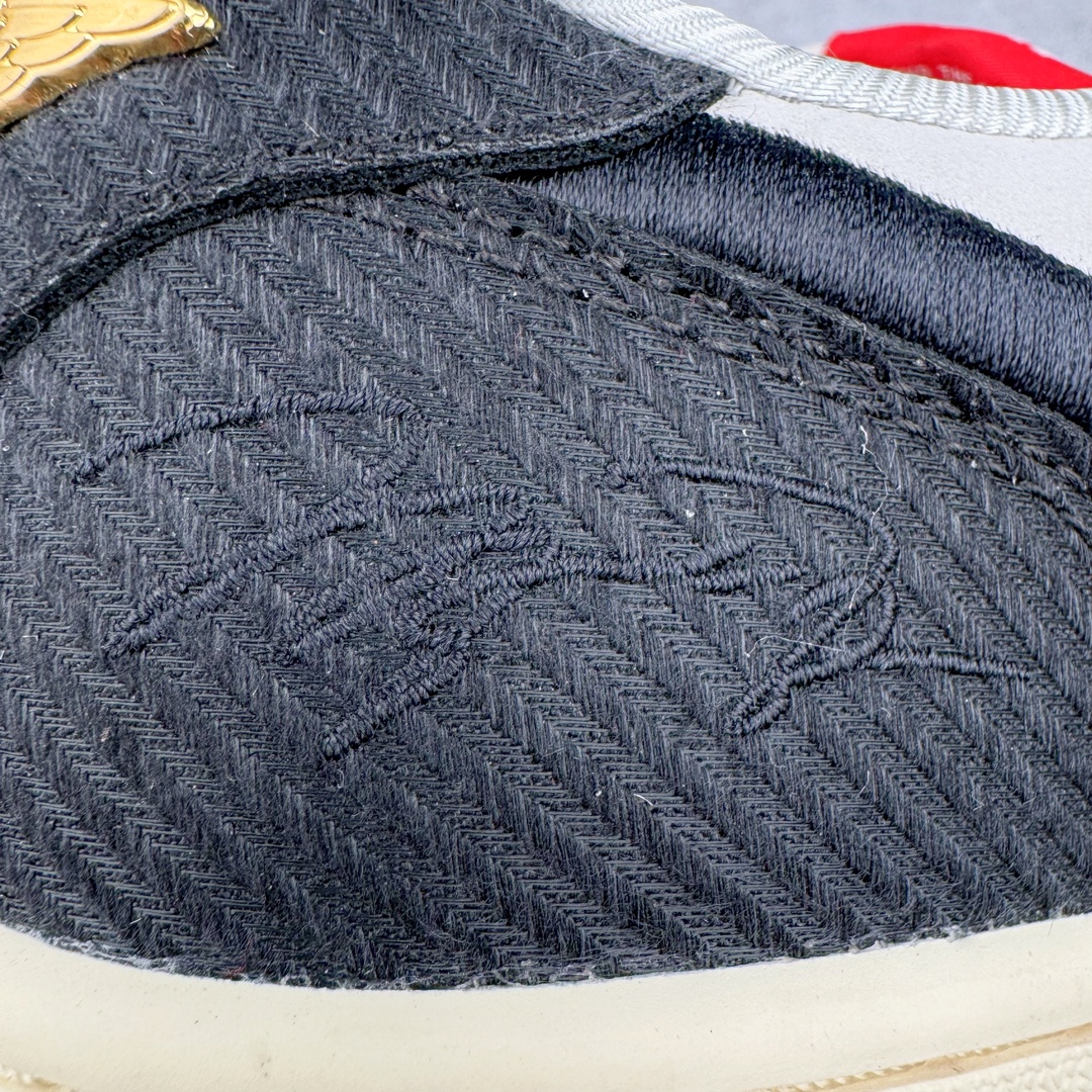 图片[15]-＃H12纯原 Trophy Room x Air Jordan AJ1 Low 低帮 乔丹之子联名白黑红 FN0432-100 市场OG低帮天花板 全套原纸板楦头开发 原厂特供皮料加持 确保原汁原味 完美呈现一代版型 一比一鞋头弧度高度鞋身弧度 数据细节工艺流程均保持原鞋一致 后跟弧度收口自然对折 极致一眼正品既视感 原厂皮料 进口玻璃冲刀皮料裁剪零毛边 承诺百分百一致原鞋 全鞋电脑针车工艺 鞋面清洁度最高QC检验标准 控制溢胶 飞翼3D高频深度立体 鞋盒、防尘纸 均采购来自原厂 尺码：40 40.5 41 42 42.5 43 44 44.5 45 46 47.5 48.5-选品中心