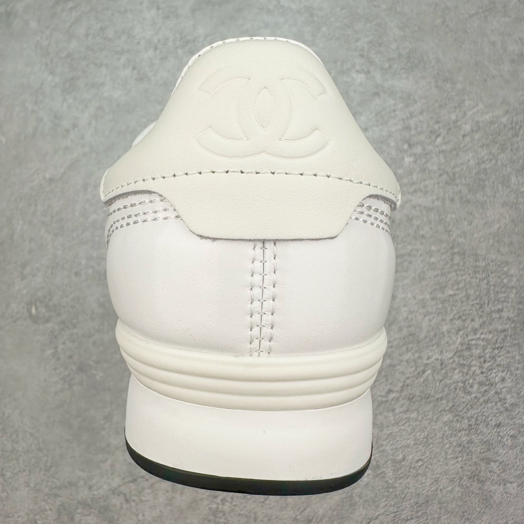 图片[8]-莞产 CHANEL香奈儿 24S德训鞋平底系带圆头菱格风四季休闲百搭款 原版开模 凹凸感超强 线条紧致🎀全新礼盒包装 细节拉满 环保太空革组合呼吸网织布鞋面材质 欧索莱环保去臭环型组合鞋垫 采用进口TPU大底 官方同步2024 最新礼盒包装 尺码：35 36 37 38 39 40-选品中心