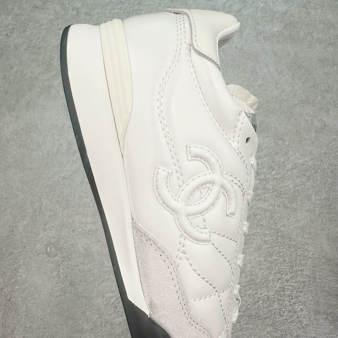 图片[6]-莞产 CHANEL香奈儿 24S德训鞋平底系带圆头菱格风四季休闲百搭款 原版开模 凹凸感超强 线条紧致🎀全新礼盒包装 细节拉满 环保太空革组合呼吸网织布鞋面材质 欧索莱环保去臭环型组合鞋垫 采用进口TPU大底 官方同步2024 最新礼盒包装 尺码：35 36 37 38 39 40-选品中心