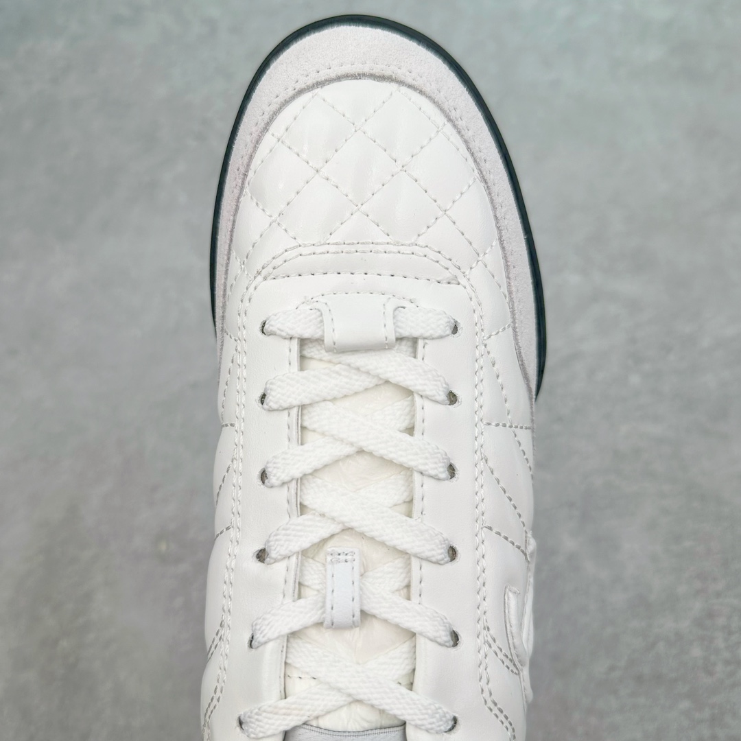 图片[4]-莞产 CHANEL香奈儿 24S德训鞋平底系带圆头菱格风四季休闲百搭款 原版开模 凹凸感超强 线条紧致🎀全新礼盒包装 细节拉满 环保太空革组合呼吸网织布鞋面材质 欧索莱环保去臭环型组合鞋垫 采用进口TPU大底 官方同步2024 最新礼盒包装 尺码：35 36 37 38 39 40-选品中心