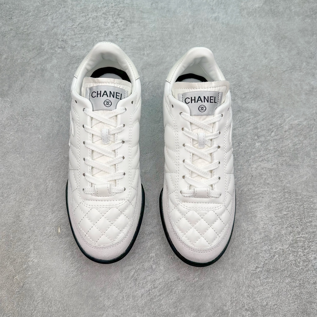 图片[2]-莞产 CHANEL香奈儿 24S德训鞋平底系带圆头菱格风四季休闲百搭款 原版开模 凹凸感超强 线条紧致🎀全新礼盒包装 细节拉满 环保太空革组合呼吸网织布鞋面材质 欧索莱环保去臭环型组合鞋垫 采用进口TPU大底 官方同步2024 最新礼盒包装 尺码：35 36 37 38 39 40-选品中心