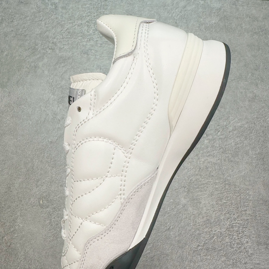 图片[7]-莞产 CHANEL香奈儿 24S德训鞋平底系带圆头菱格风四季休闲百搭款 原版开模 凹凸感超强 线条紧致🎀全新礼盒包装 细节拉满 环保太空革组合呼吸网织布鞋面材质 欧索莱环保去臭环型组合鞋垫 采用进口TPU大底 官方同步2024 最新礼盒包装 尺码：35 36 37 38 39 40-选品中心