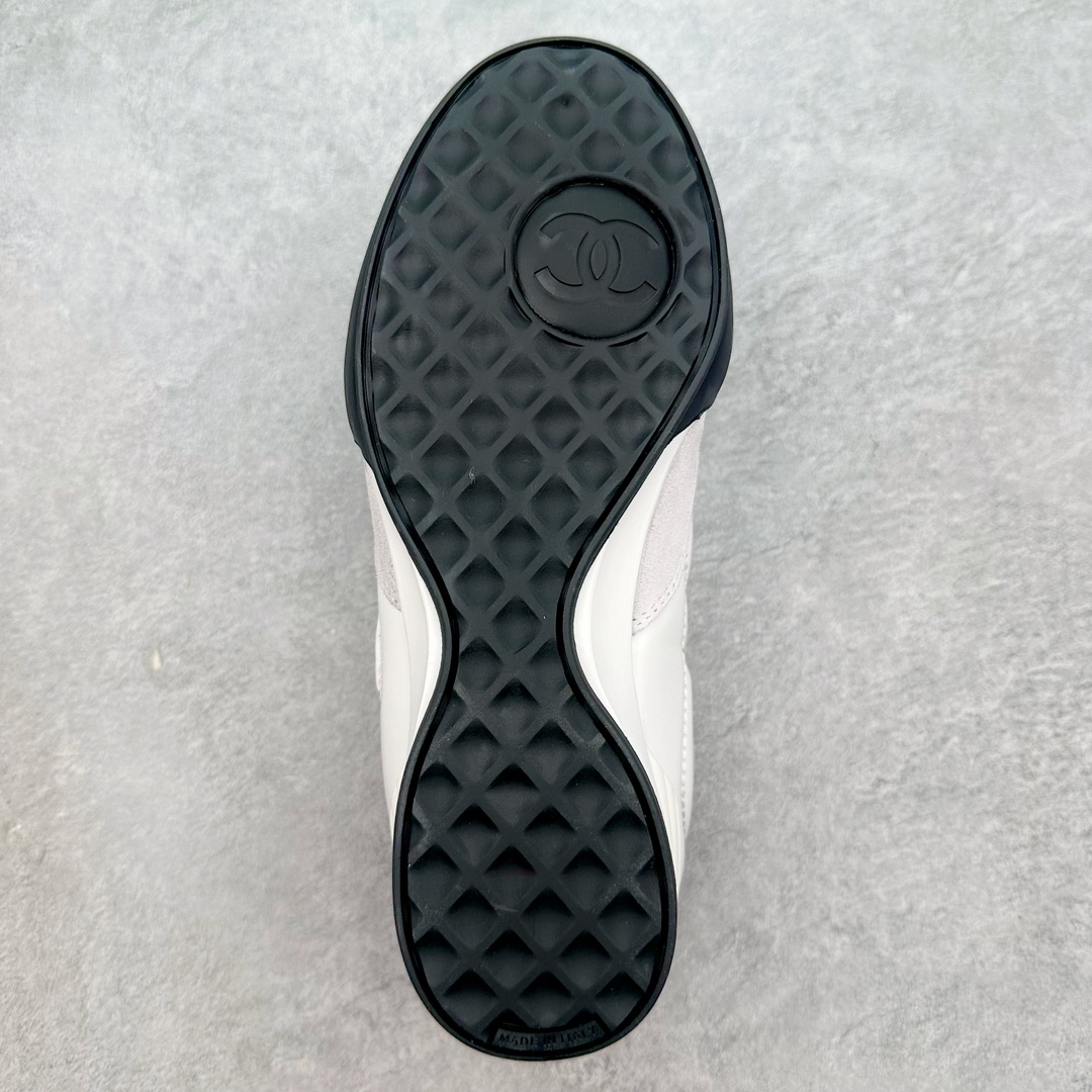 图片[9]-莞产 CHANEL香奈儿 24S德训鞋平底系带圆头菱格风四季休闲百搭款 原版开模 凹凸感超强 线条紧致🎀全新礼盒包装 细节拉满 环保太空革组合呼吸网织布鞋面材质 欧索莱环保去臭环型组合鞋垫 采用进口TPU大底 官方同步2024 最新礼盒包装 尺码：35 36 37 38 39 40-选品中心