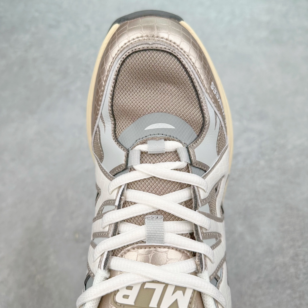 图片[4]-＃纯原 MLB Chunky Runner 2024S 复古印花老爹鞋系列低帮轻量增高厚底百搭休闲运动慢跑鞋 Korea韩国联名NY美国榄球纽约洋基队限定 目前可过轻松秒过各类鉴定 能操作的私聊 韩国代购专供 左脚内置NFC感应 区别市面贴纸假芯片 MLB专用菱形双针中底布 重点细节中底布带注胶孔 原厂NFC感应吊牌 支持鉴定 一个两位数 原盒原标 全套原楦原纸板原厂数据开发 中韩文保养标贴 绿色防霉片 平台代购专供 独家一比一RB+MD组合大底 高频后跟小人Logo精准对位立体饱满 正确网布加超迁鞋面 转印中底走线紧密 转印Logo工艺表层防刮不掉色 尺码：35 36 36.5 37.5 38 38.5 39 40 40.5 41 42 42.5 43 44 44.5 45-选品中心