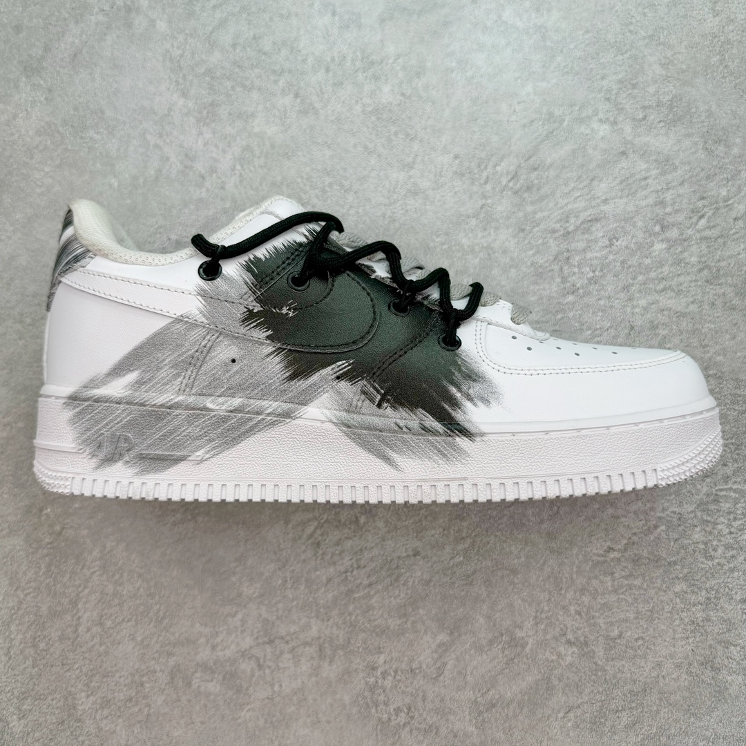 NK Air Force 1´07 Low 空军一号低帮百搭休闲运动板鞋 DD2024-010 柔软、弹性十足的缓震性能和出色的中底设计 横跨复古与现代的外型结合 造就出风靡全球 三十多年的Force 1 直到今天还深受青睐 尺码：36 36.5 37.5 38 38.5 39 40 40.5 41 42 42.5 43 44 44.5 45-选品中心