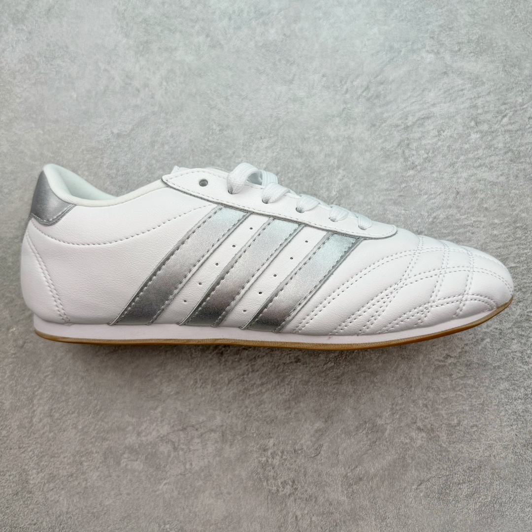 AD Originals Taekwondo Low 跆拳道系列复古德训跑鞋 JS1192 挖掘复古运动基因，推出薄底鞋家族系列，旨在将经典与现代完美融合，重新定义运动鞋的潮流趋势。近年来，薄底鞋凭借精致优雅和复古松弛感的特点强势席卷时尚圈，成为又一受到追捧的鞋履流行趋势，adidas Originals从品牌历史档案中不断挖掘，以小众运动为灵感为消费者们带来更多复古薄底鞋选择，希望继续引领潮流风向。源于跆拳道训练鞋的TAEKWONDO无疑是此次系列的亮点。TAEKWONDO采用高级皮质打造鞋面，搭配经典3D鞋头缝线设计，一脚蹬设计让穿脱更加方便，成为穿搭的“绝佳利器”。而TAEKWONDO LACE则在TAEKWONDO基础上以传统的系带设计呈现，提供了不同穿着需求的选择，同时保持了原有的舒适与时尚感。尺码：36 36.5 37.5 38 38.5 39 40 40.5 41 42 42.5 43 44 44.5 45-选品中心