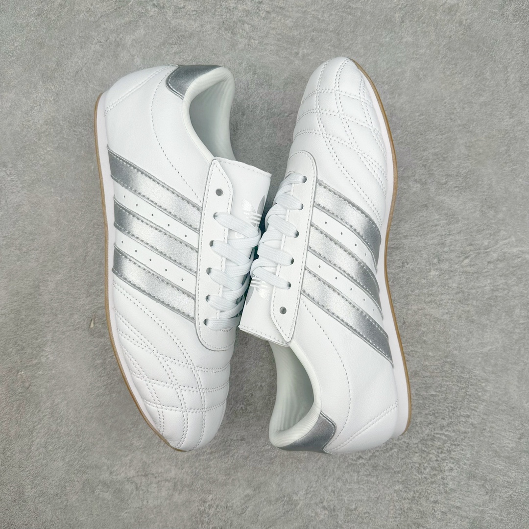 图片[3]-AD Originals Taekwondo Low 跆拳道系列复古德训跑鞋 JS1192 挖掘复古运动基因，推出薄底鞋家族系列，旨在将经典与现代完美融合，重新定义运动鞋的潮流趋势。近年来，薄底鞋凭借精致优雅和复古松弛感的特点强势席卷时尚圈，成为又一受到追捧的鞋履流行趋势，adidas Originals从品牌历史档案中不断挖掘，以小众运动为灵感为消费者们带来更多复古薄底鞋选择，希望继续引领潮流风向。源于跆拳道训练鞋的TAEKWONDO无疑是此次系列的亮点。TAEKWONDO采用高级皮质打造鞋面，搭配经典3D鞋头缝线设计，一脚蹬设计让穿脱更加方便，成为穿搭的“绝佳利器”。而TAEKWONDO LACE则在TAEKWONDO基础上以传统的系带设计呈现，提供了不同穿着需求的选择，同时保持了原有的舒适与时尚感。尺码：36 36.5 37.5 38 38.5 39 40 40.5 41 42 42.5 43 44 44.5 45-选品中心