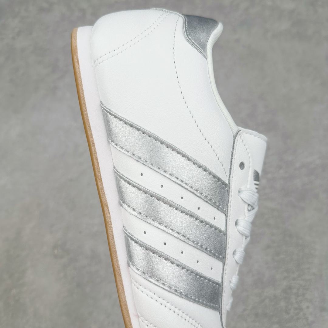 图片[6]-AD Originals Taekwondo Low 跆拳道系列复古德训跑鞋 JS1192 挖掘复古运动基因，推出薄底鞋家族系列，旨在将经典与现代完美融合，重新定义运动鞋的潮流趋势。近年来，薄底鞋凭借精致优雅和复古松弛感的特点强势席卷时尚圈，成为又一受到追捧的鞋履流行趋势，adidas Originals从品牌历史档案中不断挖掘，以小众运动为灵感为消费者们带来更多复古薄底鞋选择，希望继续引领潮流风向。源于跆拳道训练鞋的TAEKWONDO无疑是此次系列的亮点。TAEKWONDO采用高级皮质打造鞋面，搭配经典3D鞋头缝线设计，一脚蹬设计让穿脱更加方便，成为穿搭的“绝佳利器”。而TAEKWONDO LACE则在TAEKWONDO基础上以传统的系带设计呈现，提供了不同穿着需求的选择，同时保持了原有的舒适与时尚感。尺码：36 36.5 37.5 38 38.5 39 40 40.5 41 42 42.5 43 44 44.5 45-选品中心