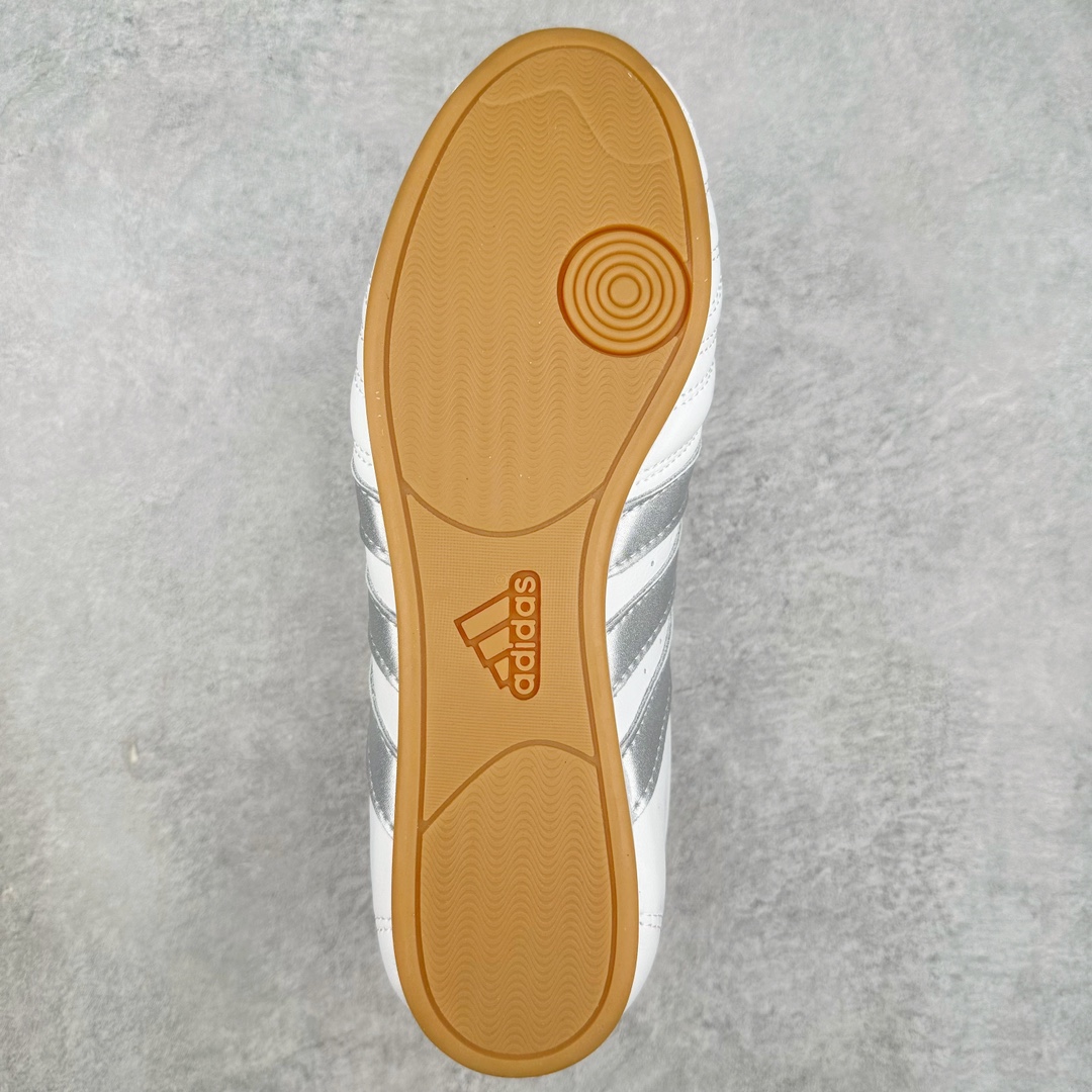 图片[9]-AD Originals Taekwondo Low 跆拳道系列复古德训跑鞋 JS1192 挖掘复古运动基因，推出薄底鞋家族系列，旨在将经典与现代完美融合，重新定义运动鞋的潮流趋势。近年来，薄底鞋凭借精致优雅和复古松弛感的特点强势席卷时尚圈，成为又一受到追捧的鞋履流行趋势，adidas Originals从品牌历史档案中不断挖掘，以小众运动为灵感为消费者们带来更多复古薄底鞋选择，希望继续引领潮流风向。源于跆拳道训练鞋的TAEKWONDO无疑是此次系列的亮点。TAEKWONDO采用高级皮质打造鞋面，搭配经典3D鞋头缝线设计，一脚蹬设计让穿脱更加方便，成为穿搭的“绝佳利器”。而TAEKWONDO LACE则在TAEKWONDO基础上以传统的系带设计呈现，提供了不同穿着需求的选择，同时保持了原有的舒适与时尚感。尺码：36 36.5 37.5 38 38.5 39 40 40.5 41 42 42.5 43 44 44.5 45-选品中心