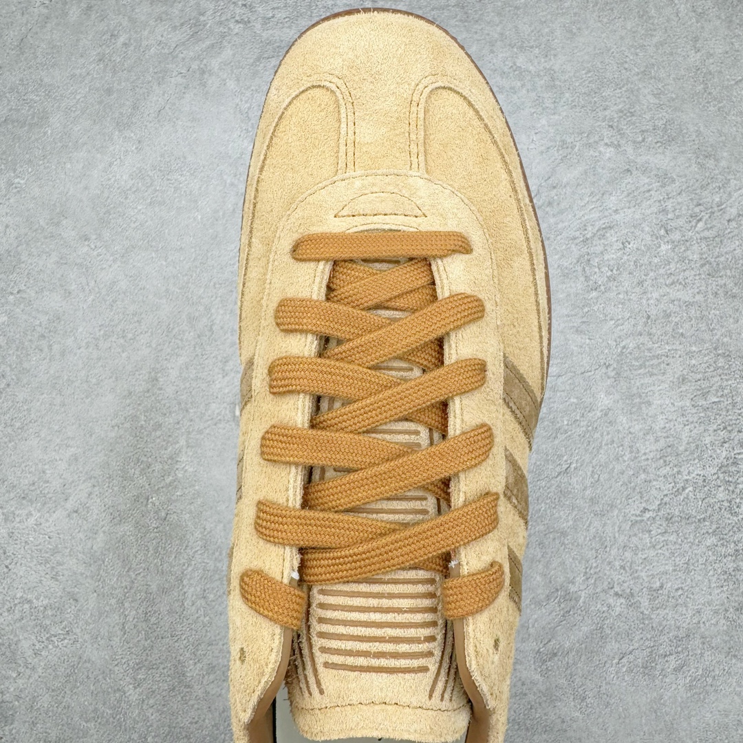 图片[4]-＃PK纯原 JJJJound x AD Originals Samba Classic 桑巴舞系列绅士德训足球风百搭低帮休闲运动板鞋 联名小麦黄 ID8709 好货不怕晚 市场最强版 原厂进口 \\\”Prime Asia\\\” 山羊皮（纹理自然）原厂台湾进口短绒猪巴革 全套原厂纸板冲刀加持 独家原档案私模RB橡胶大底 含胶量硬度原鞋一致 正确拉帮鞋垫背胶 原厂标裁支持鉴定 高密度丽新布中底 内置环保海玻璃鞋垫 全鞋电脑针车零偏差 产品品控稳定性领先行业 原厂港宝加持定型后跟R度完美 JJJJound x Originals联名鞋 作为合作企划里的金字招牌JJJJound 善于利用自己的极简美学挖掘品牌的全新风貌 本次 JJJJound 携手 Originals 选用大热鞋款 Samba 为蓝本 将鞋款的街头气质无痕转变为「静奢风」 鞋款肉眼可见的被赋予了难得的质感 黑白两色都采用了黄色优质皮革内衬以呼应生胶大底 取消了鞋舌的 Logo 转而采用压纹处理使得鞋款整体氛围更加静谧、奢华 同时为了彰显本次合作鞋款的身份 双方合作标识和 JJJJound Logo 被分别印在鞋口内侧和鞋垫上 尺码：36 36.5 37.5 38 38.5 39 40 40.5 41 42 42.5 43 44 44.5 45 46 46.5-选品中心