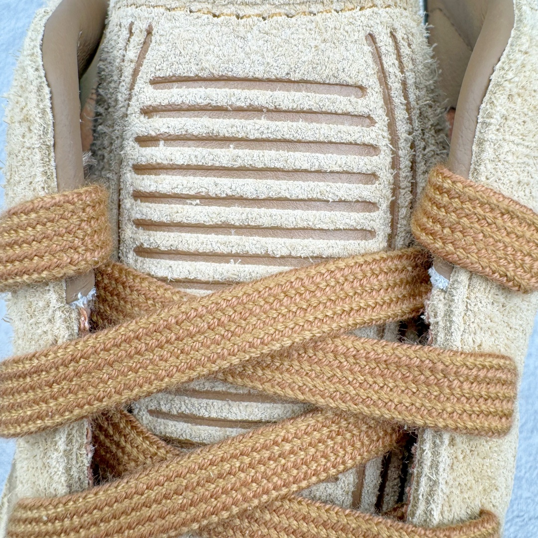 图片[17]-＃PK纯原 JJJJound x AD Originals Samba Classic 桑巴舞系列绅士德训足球风百搭低帮休闲运动板鞋 联名小麦黄 ID8709 好货不怕晚 市场最强版 原厂进口 \\\”Prime Asia\\\” 山羊皮（纹理自然）原厂台湾进口短绒猪巴革 全套原厂纸板冲刀加持 独家原档案私模RB橡胶大底 含胶量硬度原鞋一致 正确拉帮鞋垫背胶 原厂标裁支持鉴定 高密度丽新布中底 内置环保海玻璃鞋垫 全鞋电脑针车零偏差 产品品控稳定性领先行业 原厂港宝加持定型后跟R度完美 JJJJound x Originals联名鞋 作为合作企划里的金字招牌JJJJound 善于利用自己的极简美学挖掘品牌的全新风貌 本次 JJJJound 携手 Originals 选用大热鞋款 Samba 为蓝本 将鞋款的街头气质无痕转变为「静奢风」 鞋款肉眼可见的被赋予了难得的质感 黑白两色都采用了黄色优质皮革内衬以呼应生胶大底 取消了鞋舌的 Logo 转而采用压纹处理使得鞋款整体氛围更加静谧、奢华 同时为了彰显本次合作鞋款的身份 双方合作标识和 JJJJound Logo 被分别印在鞋口内侧和鞋垫上 尺码：36 36.5 37.5 38 38.5 39 40 40.5 41 42 42.5 43 44 44.5 45 46 46.5-选品中心