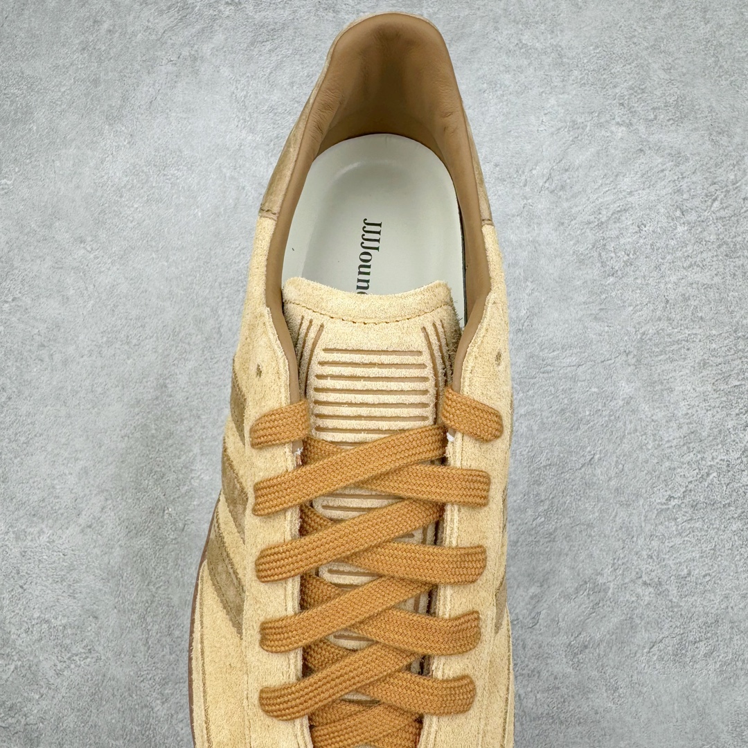 图片[5]-＃PK纯原 JJJJound x AD Originals Samba Classic 桑巴舞系列绅士德训足球风百搭低帮休闲运动板鞋 联名小麦黄 ID8709 好货不怕晚 市场最强版 原厂进口 \\\”Prime Asia\\\” 山羊皮（纹理自然）原厂台湾进口短绒猪巴革 全套原厂纸板冲刀加持 独家原档案私模RB橡胶大底 含胶量硬度原鞋一致 正确拉帮鞋垫背胶 原厂标裁支持鉴定 高密度丽新布中底 内置环保海玻璃鞋垫 全鞋电脑针车零偏差 产品品控稳定性领先行业 原厂港宝加持定型后跟R度完美 JJJJound x Originals联名鞋 作为合作企划里的金字招牌JJJJound 善于利用自己的极简美学挖掘品牌的全新风貌 本次 JJJJound 携手 Originals 选用大热鞋款 Samba 为蓝本 将鞋款的街头气质无痕转变为「静奢风」 鞋款肉眼可见的被赋予了难得的质感 黑白两色都采用了黄色优质皮革内衬以呼应生胶大底 取消了鞋舌的 Logo 转而采用压纹处理使得鞋款整体氛围更加静谧、奢华 同时为了彰显本次合作鞋款的身份 双方合作标识和 JJJJound Logo 被分别印在鞋口内侧和鞋垫上 尺码：36 36.5 37.5 38 38.5 39 40 40.5 41 42 42.5 43 44 44.5 45 46 46.5-选品中心